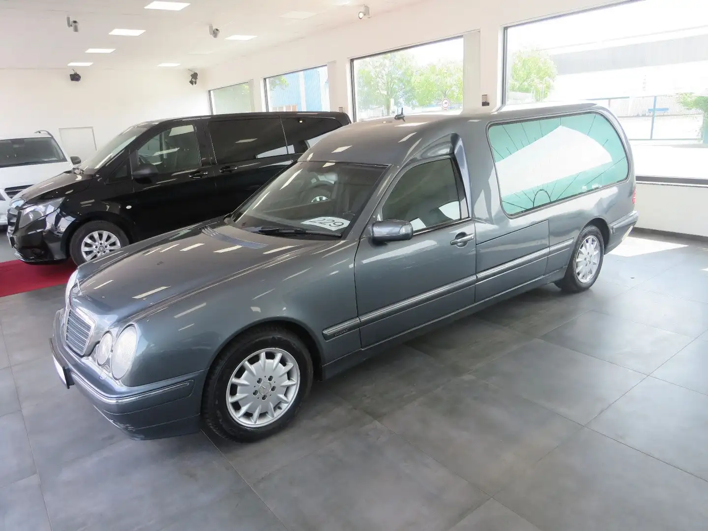 Mercedes-Benz E 240 Debesta Bestattungswagen / Leichenwagen Gri - 1