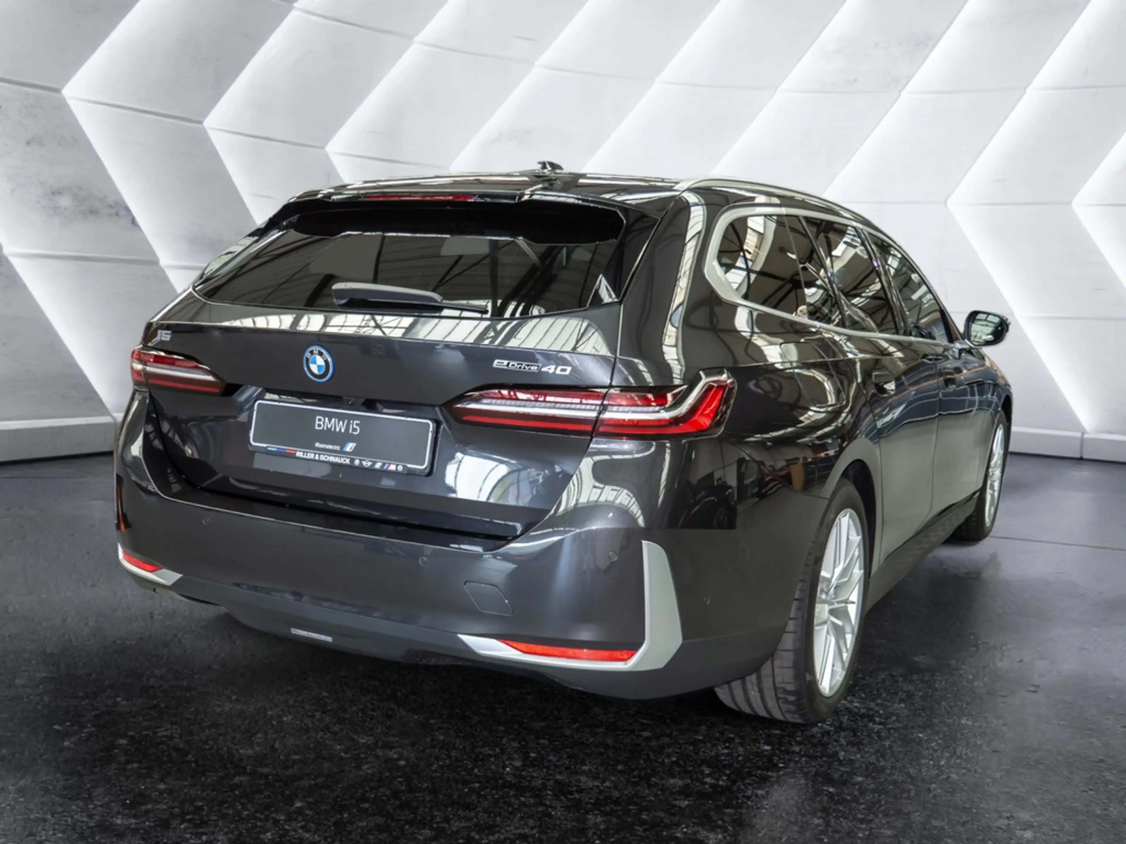 BMW i5 Touring 40e KAMERA H/K NAVI AHK HUD 360° — photo 3