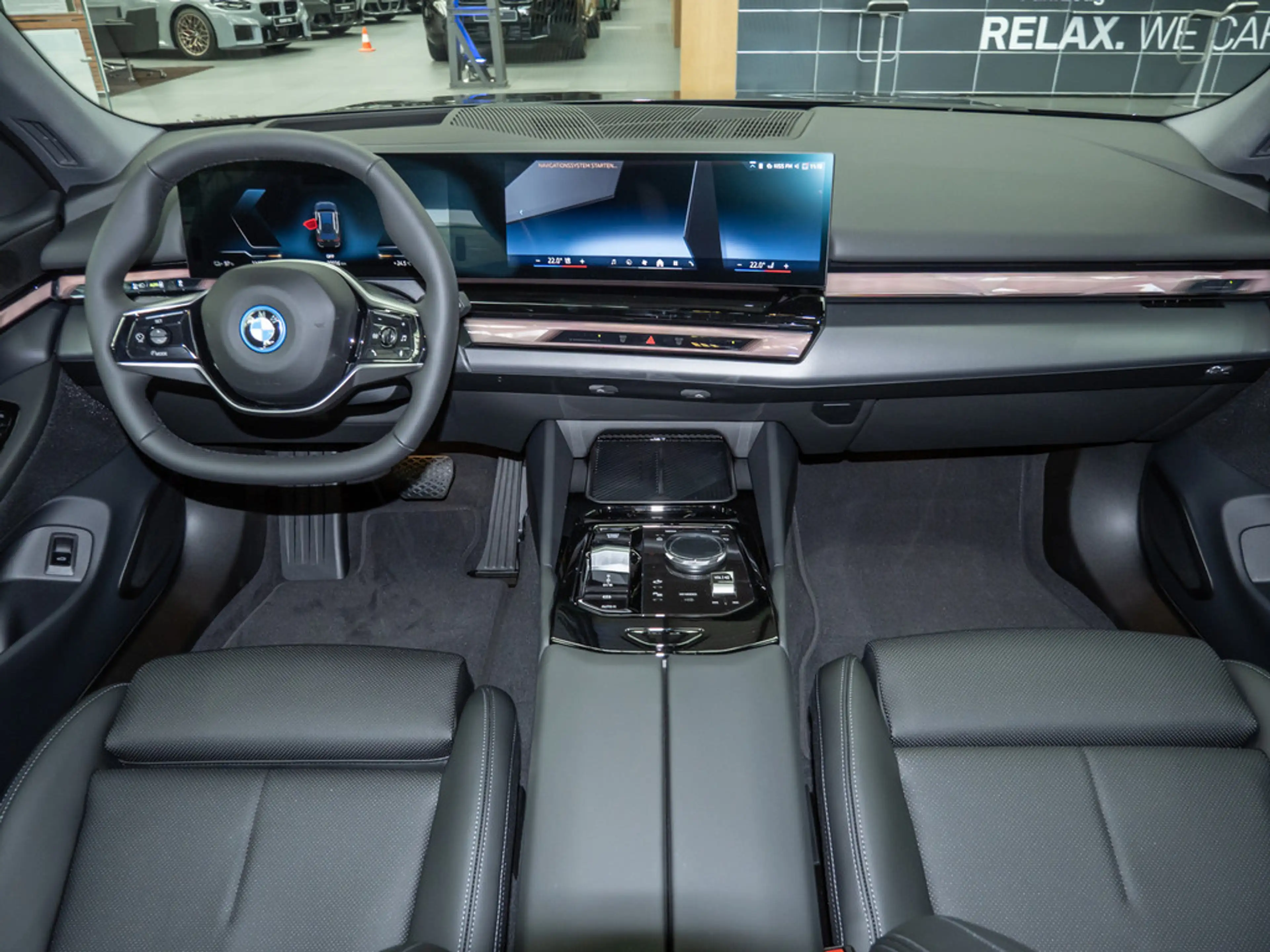 BMW i5 Touring 40e KAMERA H/K NAVI AHK HUD 360° — photo 9