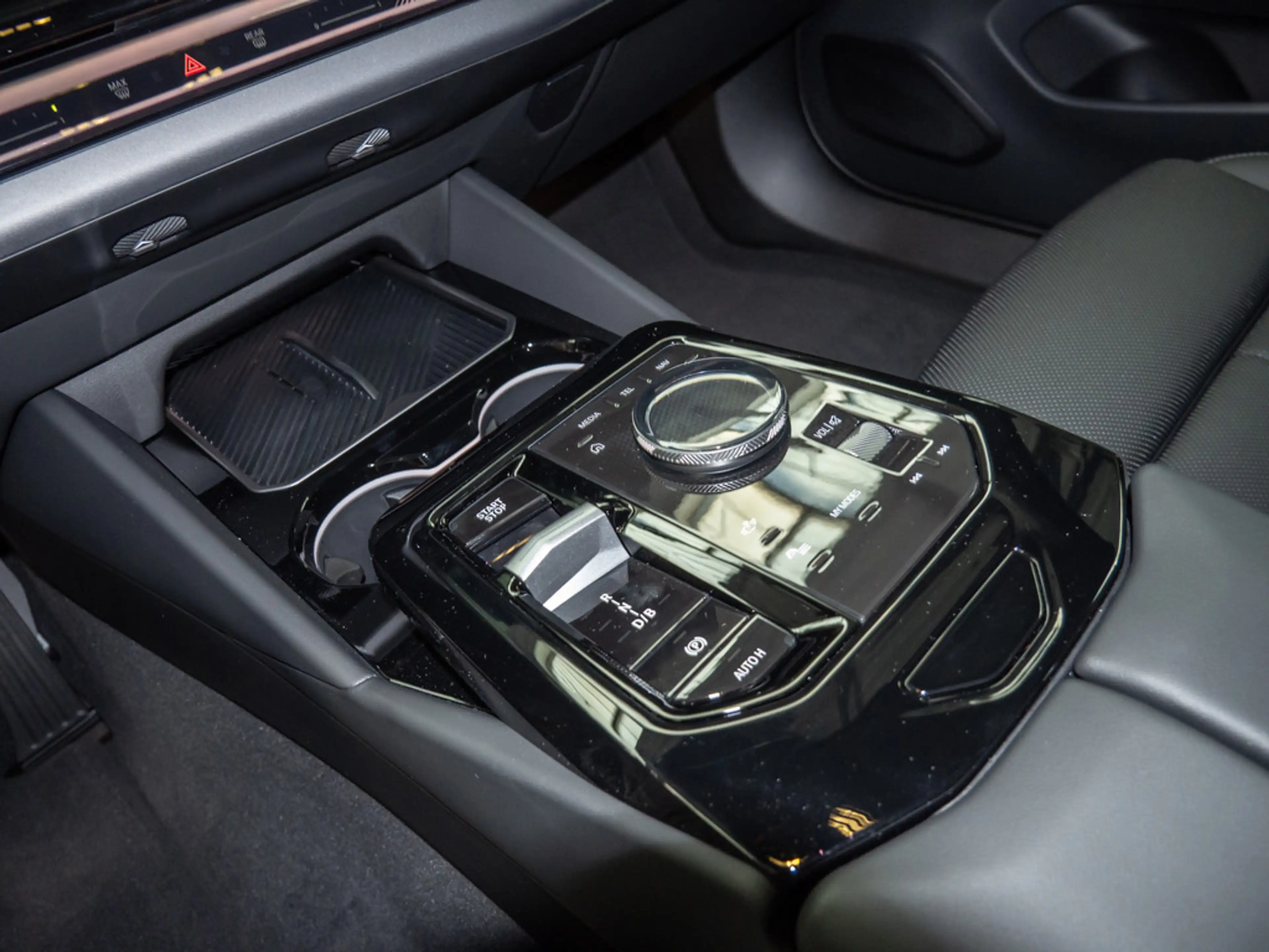 BMW i5 Touring 40e KAMERA H/K NAVI AHK HUD 360° — photo 13