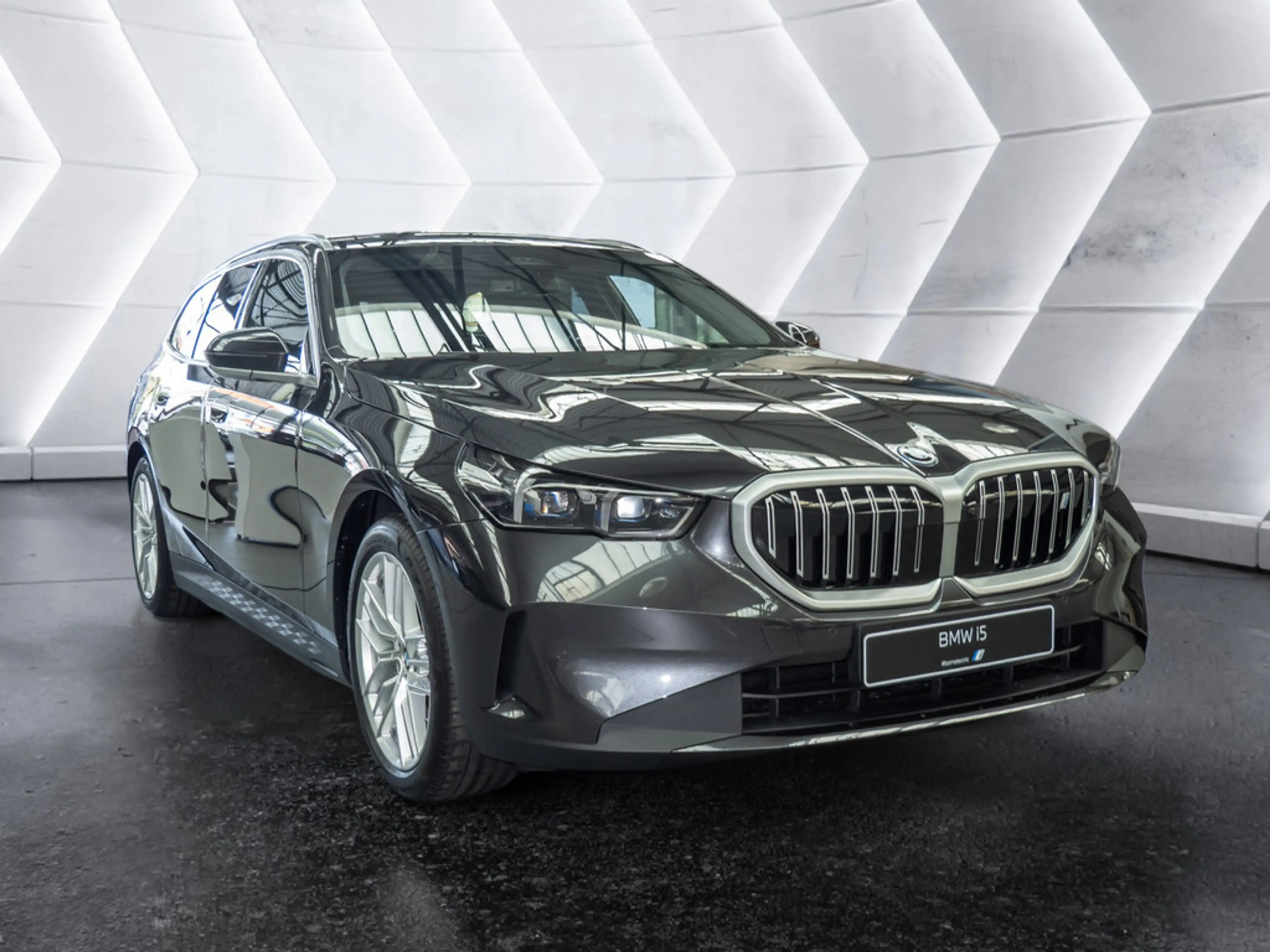 BMW i5 Touring 40e KAMERA H/K NAVI AHK HUD 360° — photo 2