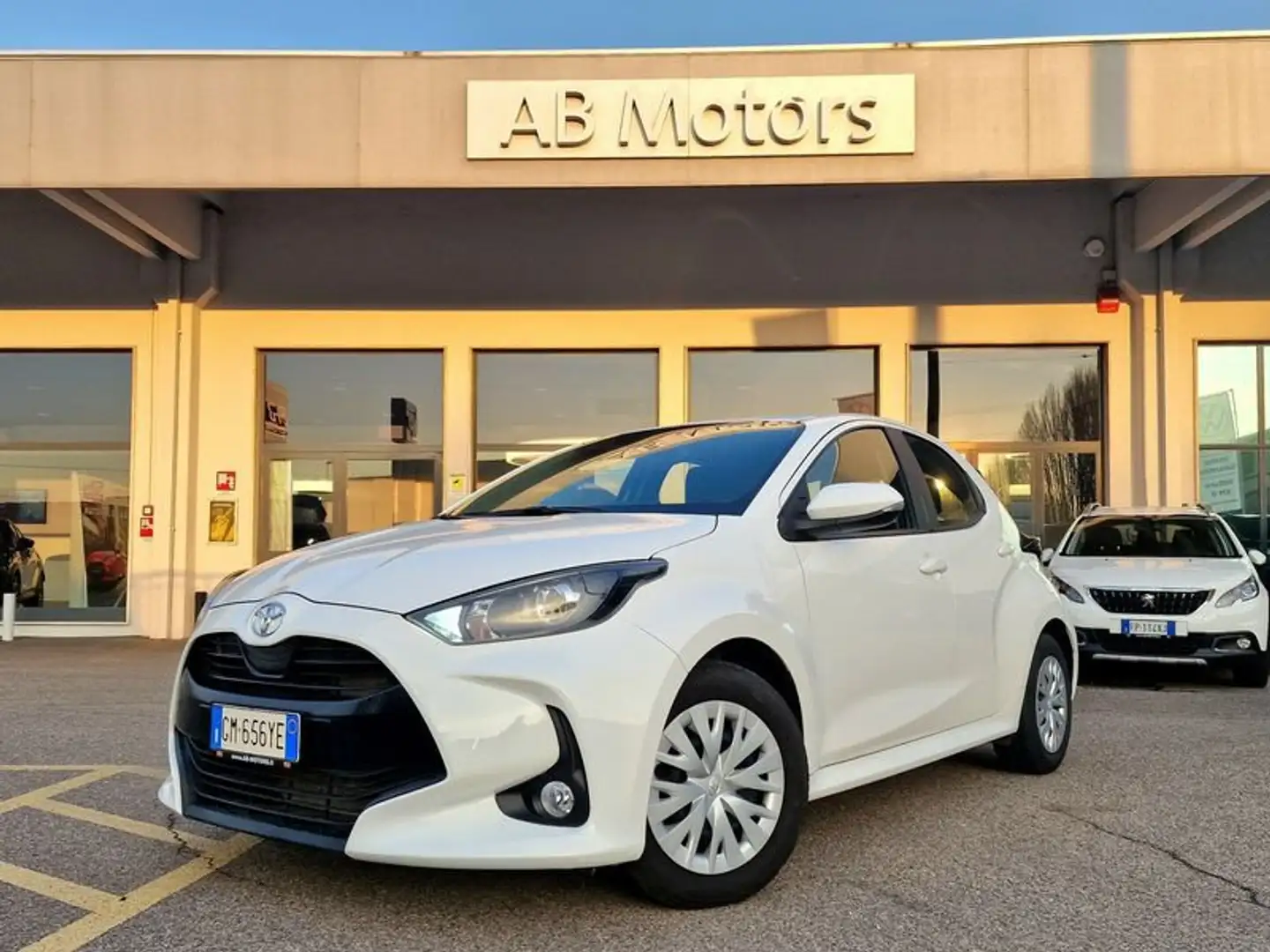Toyota Yaris 1.0 5 porte Active Bianco - 1
