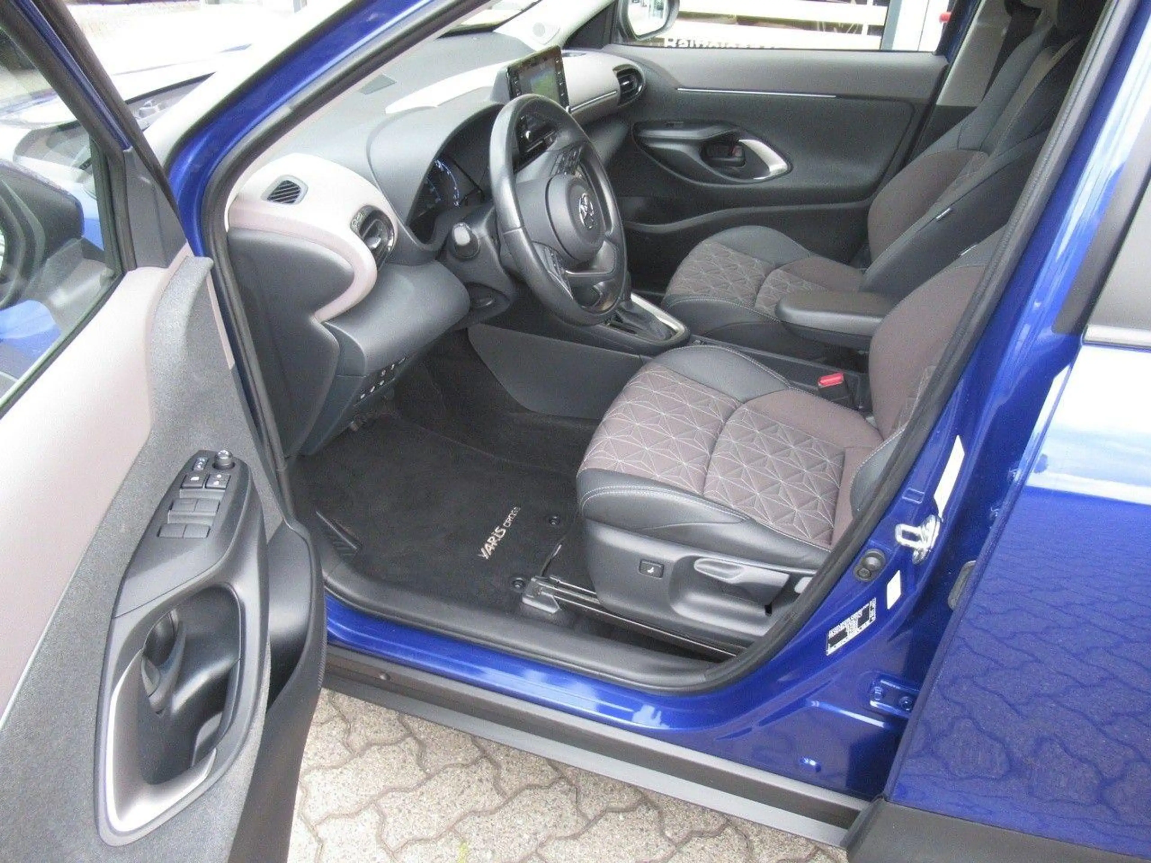 Toyota Yaris Cross Hybrid · Elegant · 116 PS · 360°-Kamera · Mat — photo 9