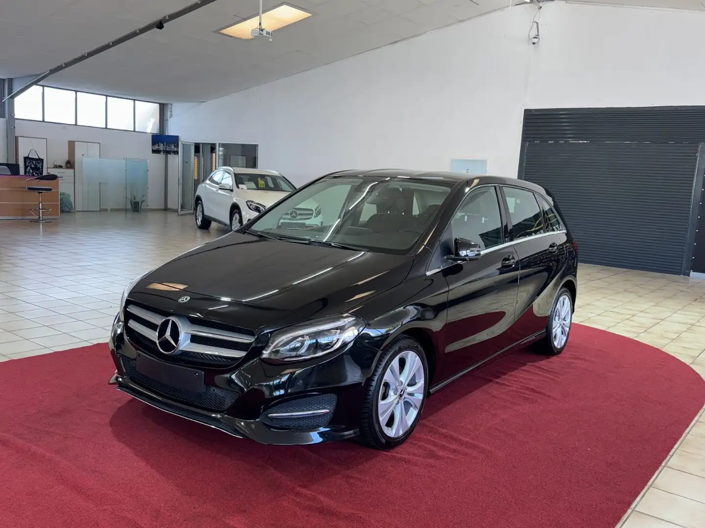 Mercedes-Benz B 180 Urban Style Edition Aut Чорний - 1