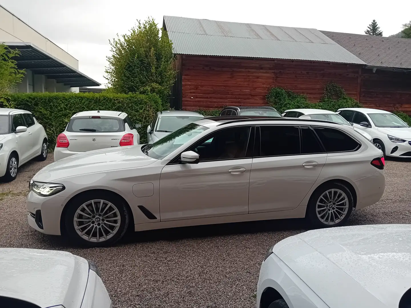 BMW 520 520e Touring Aut. *Panorama, ACC, AHK, Leder,...* Weiß - 2