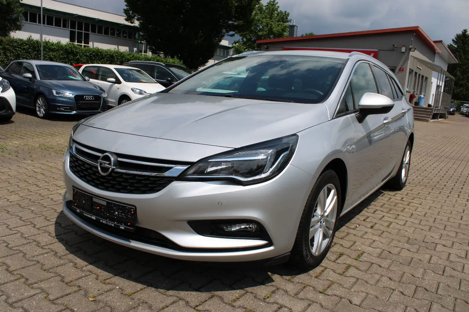 Opel Astra ST 1.6 Diesel Navi,Kamera,AHK,SHZ,LHZ,LED Silber - 1
