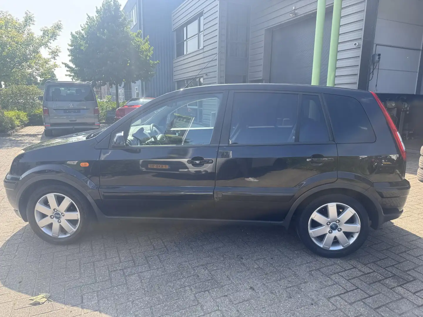 Ford Fusion 1.6-16V Futura | Automaat | Airco | Nieuwe APK Zwart - 2