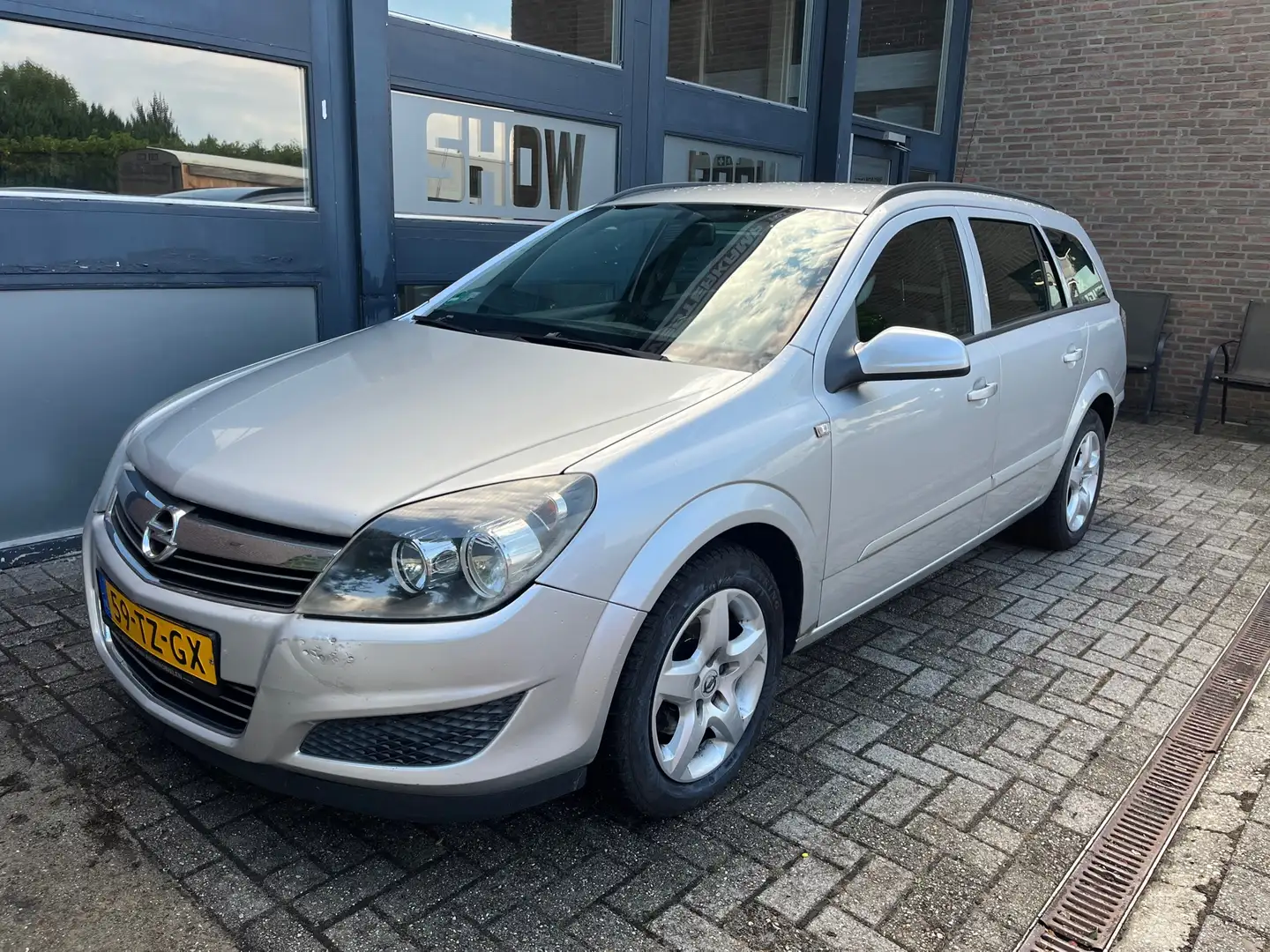 Opel Astra Wagon 1.6 Business Automaat Grijs - 1