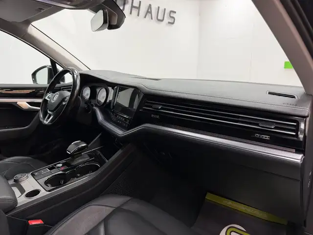 Volkswagen Touareg view 10