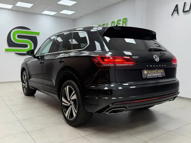 Volkswagen Touareg view 5