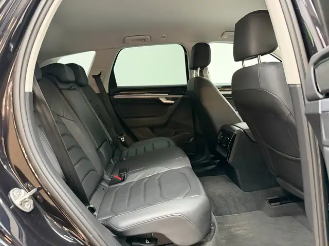 Volkswagen Touareg view 14