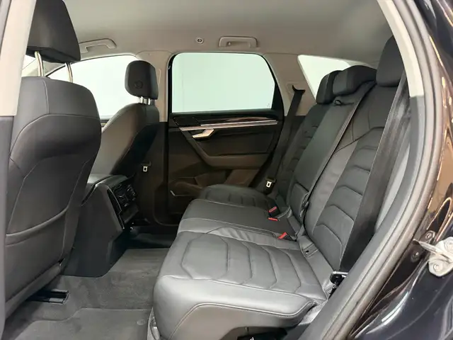 Volkswagen Touareg view 13