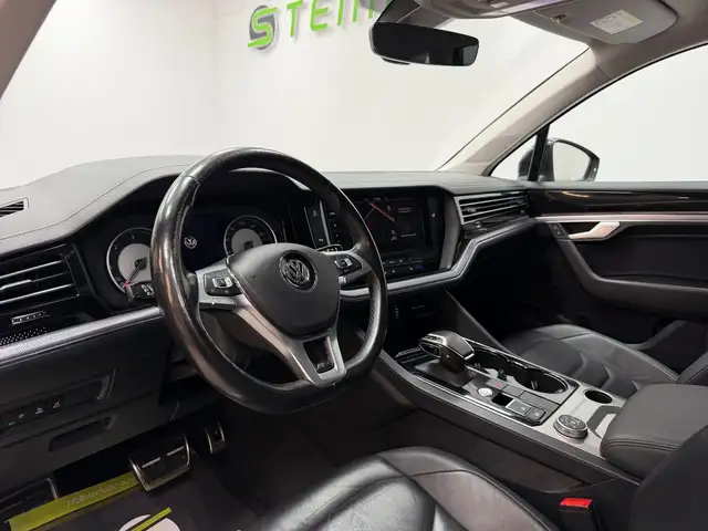 Volkswagen Touareg view 9