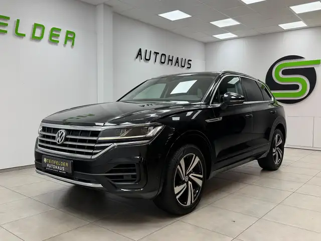 Volkswagen Touareg view 3