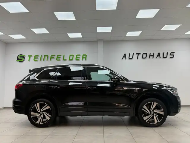 Volkswagen Touareg view 4