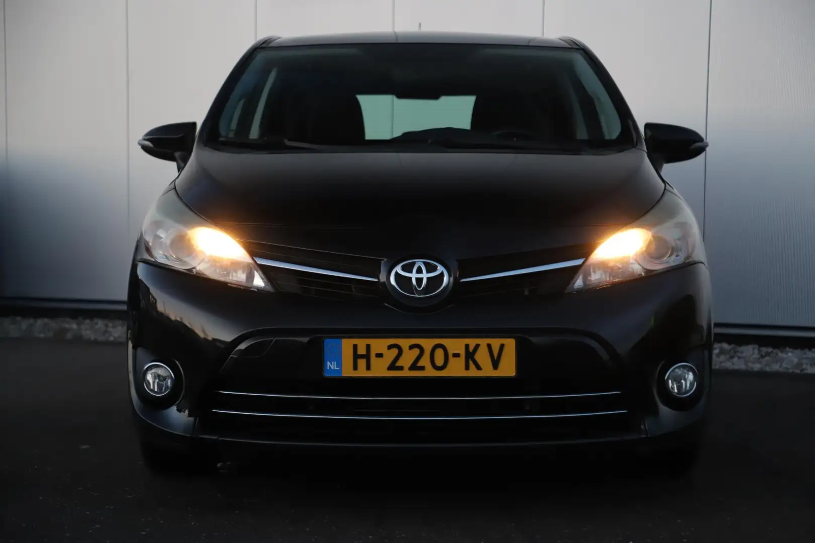 Toyota Verso 1.8 VVT-i Aspiration 7p. 7 Persoons Trekhaak Panor Zwart - 2