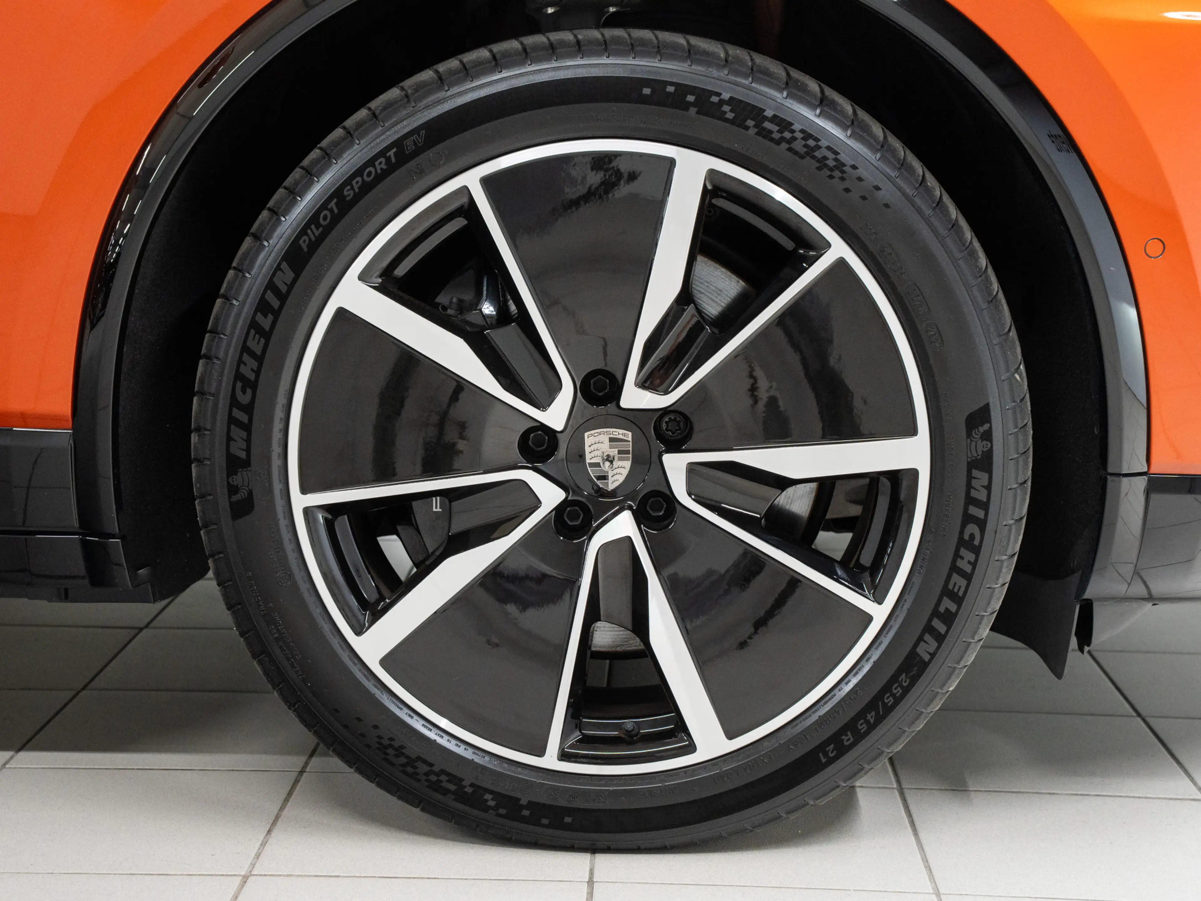 Porsche Macan Turbo — photo 10