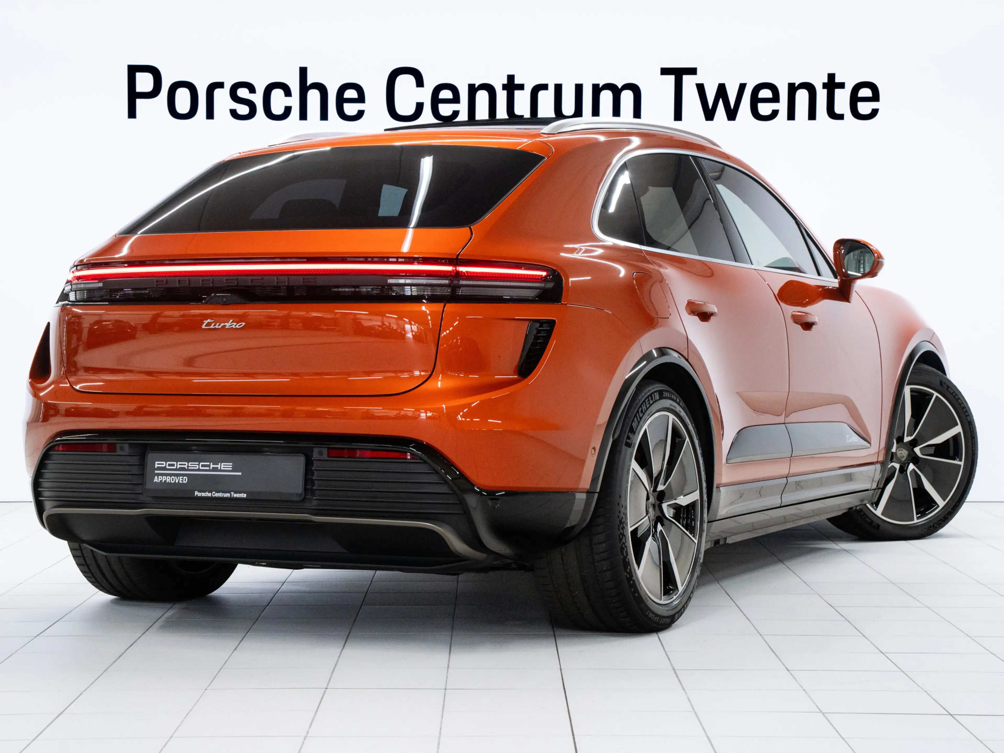 Porsche Macan Turbo — photo 3