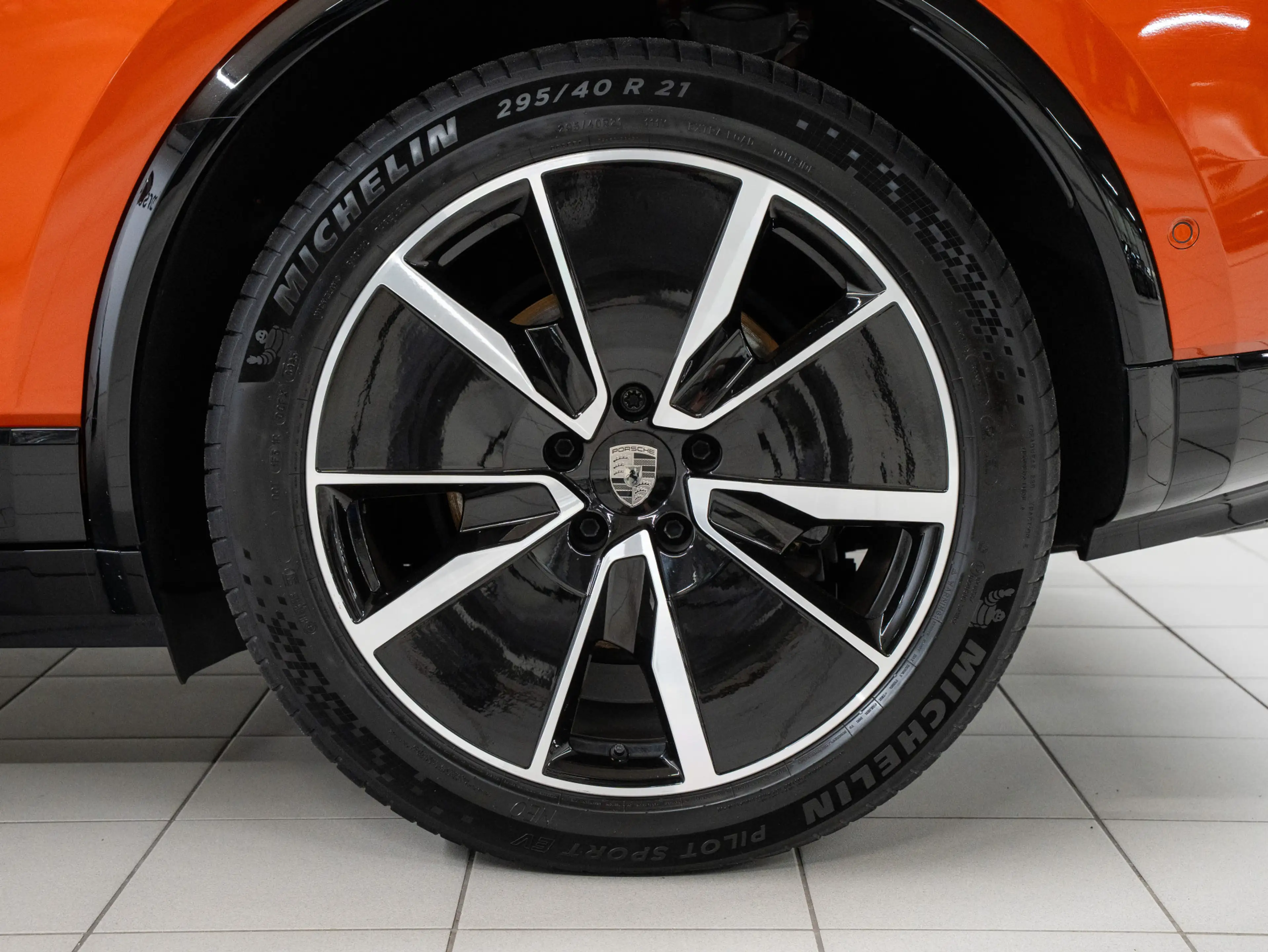 Porsche Macan Turbo — photo 8