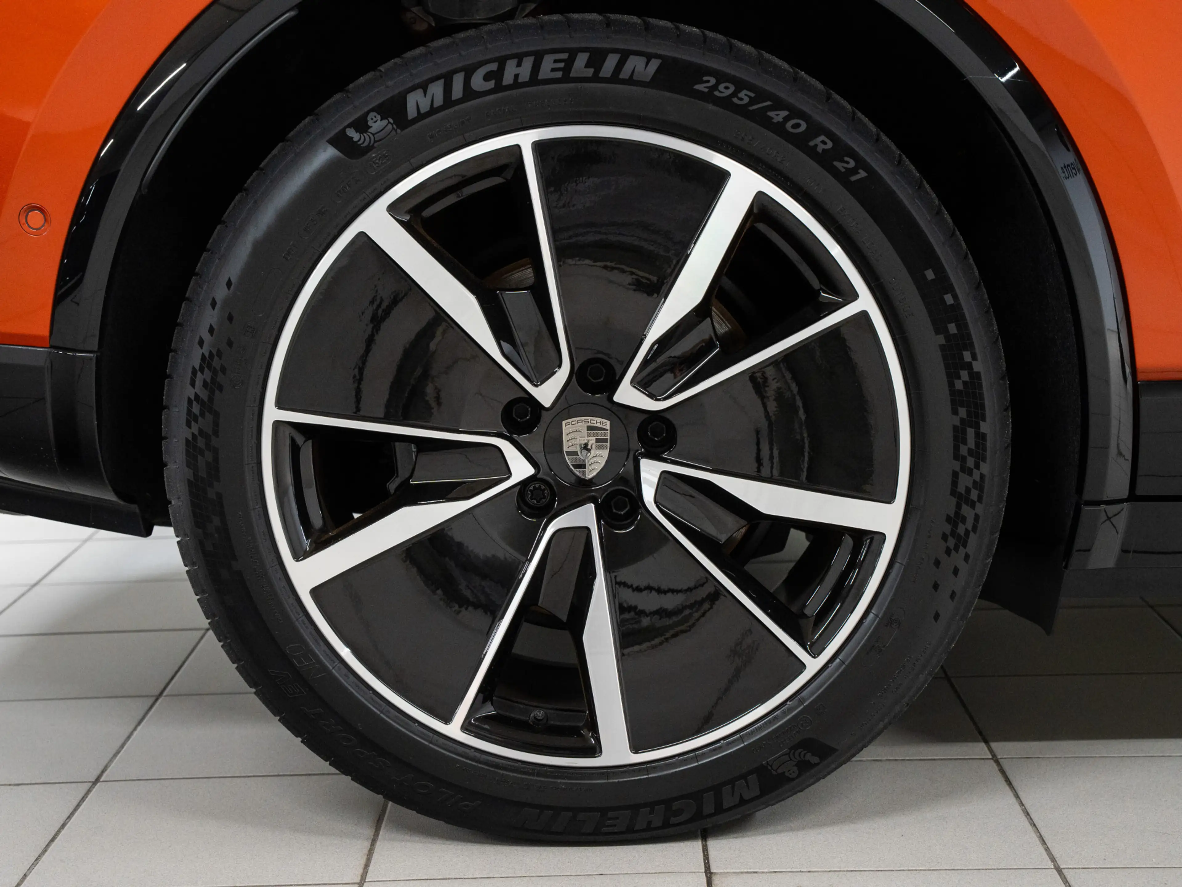 Porsche Macan Turbo — photo 9