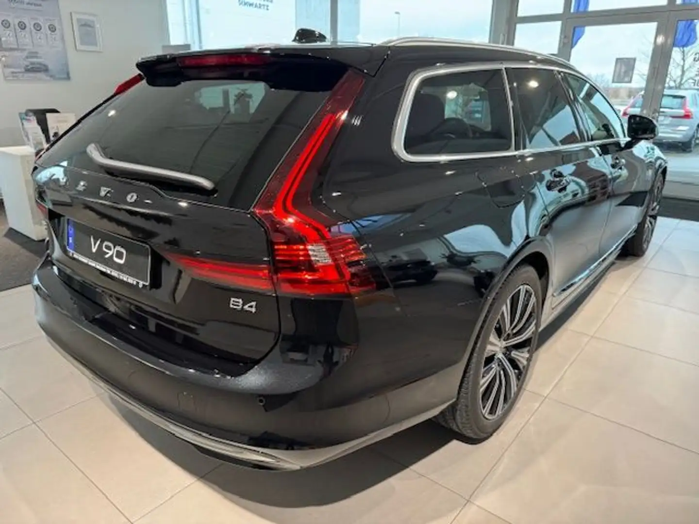 Volvo V90 B4 D Plus Bright Standheizung, Lichtpaket Noir - 2
