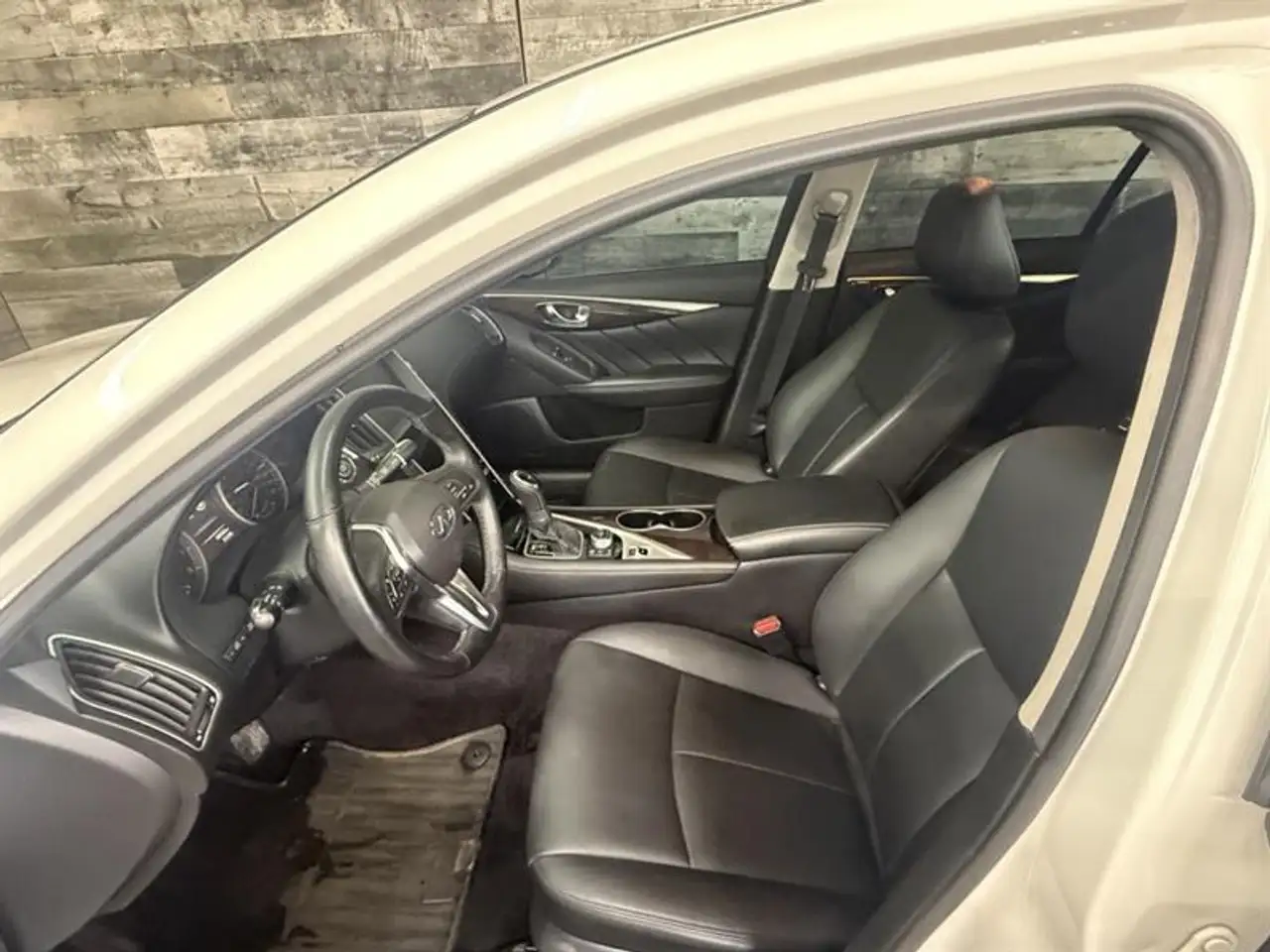 Infiniti Q50 снимка Infiniti Q50