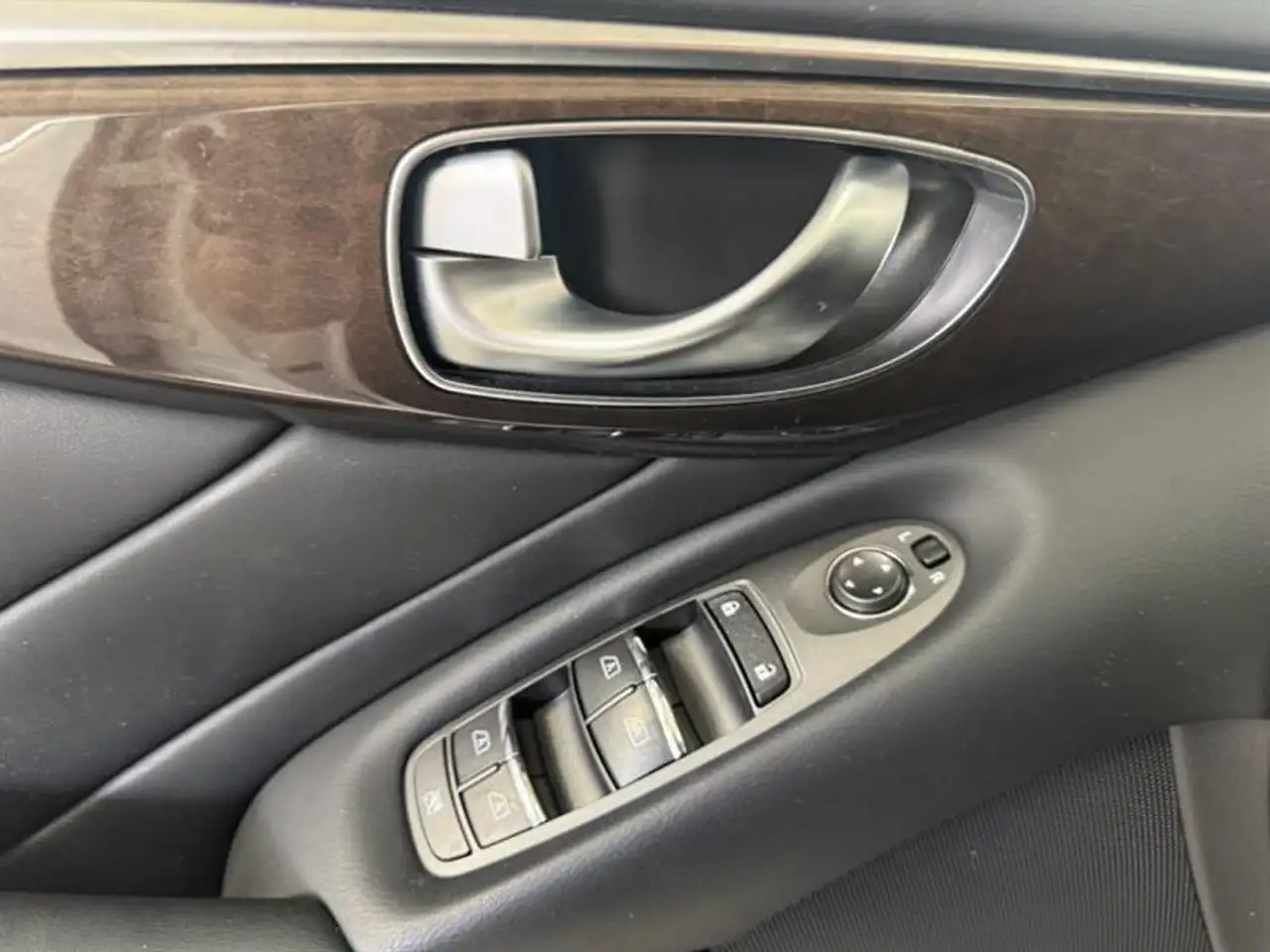 Infiniti Q50 снимка Infiniti Q50