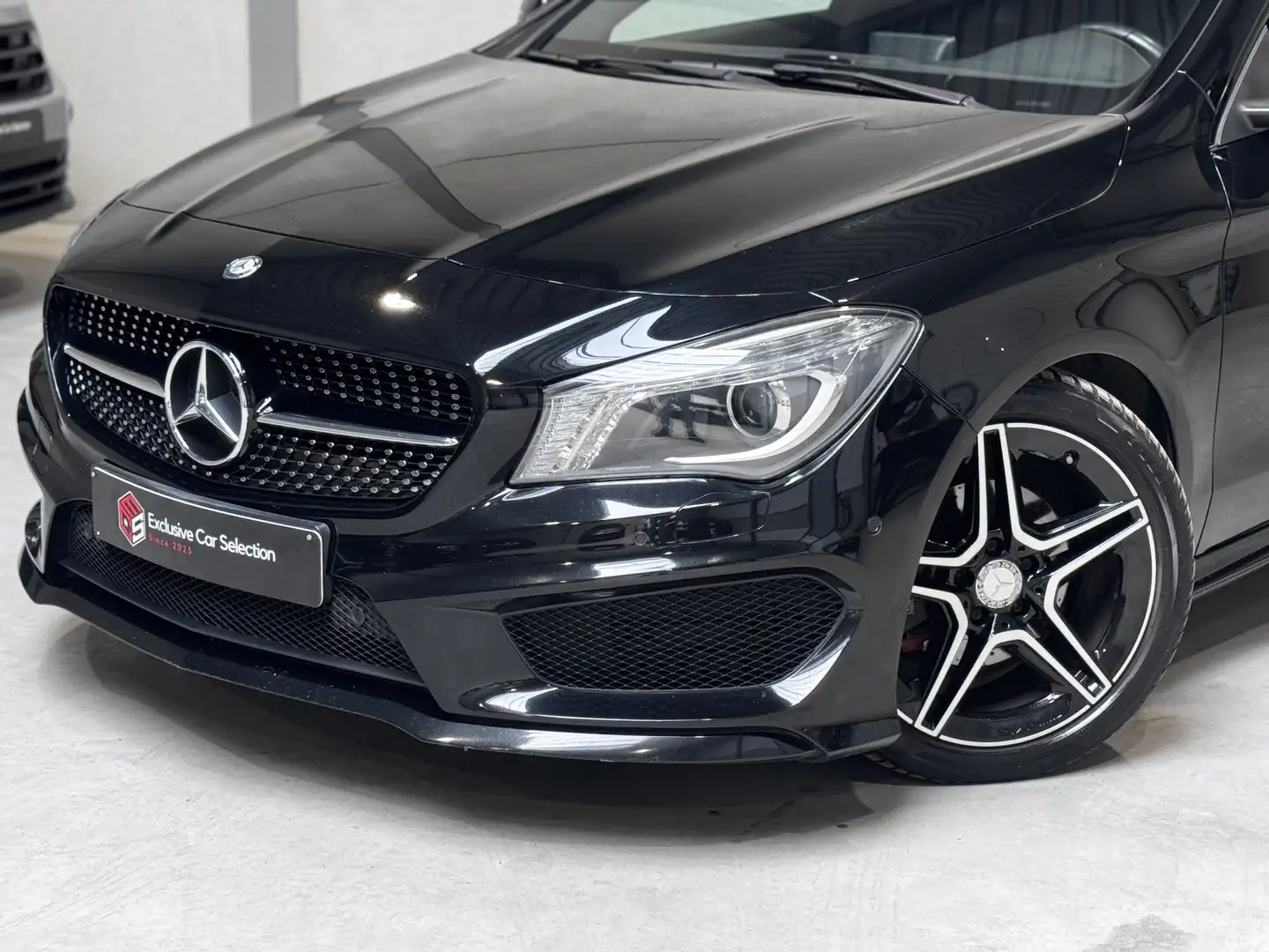 Mercedes-Benz CLA 180 7G-DCT AMG Line Schwarz - 2