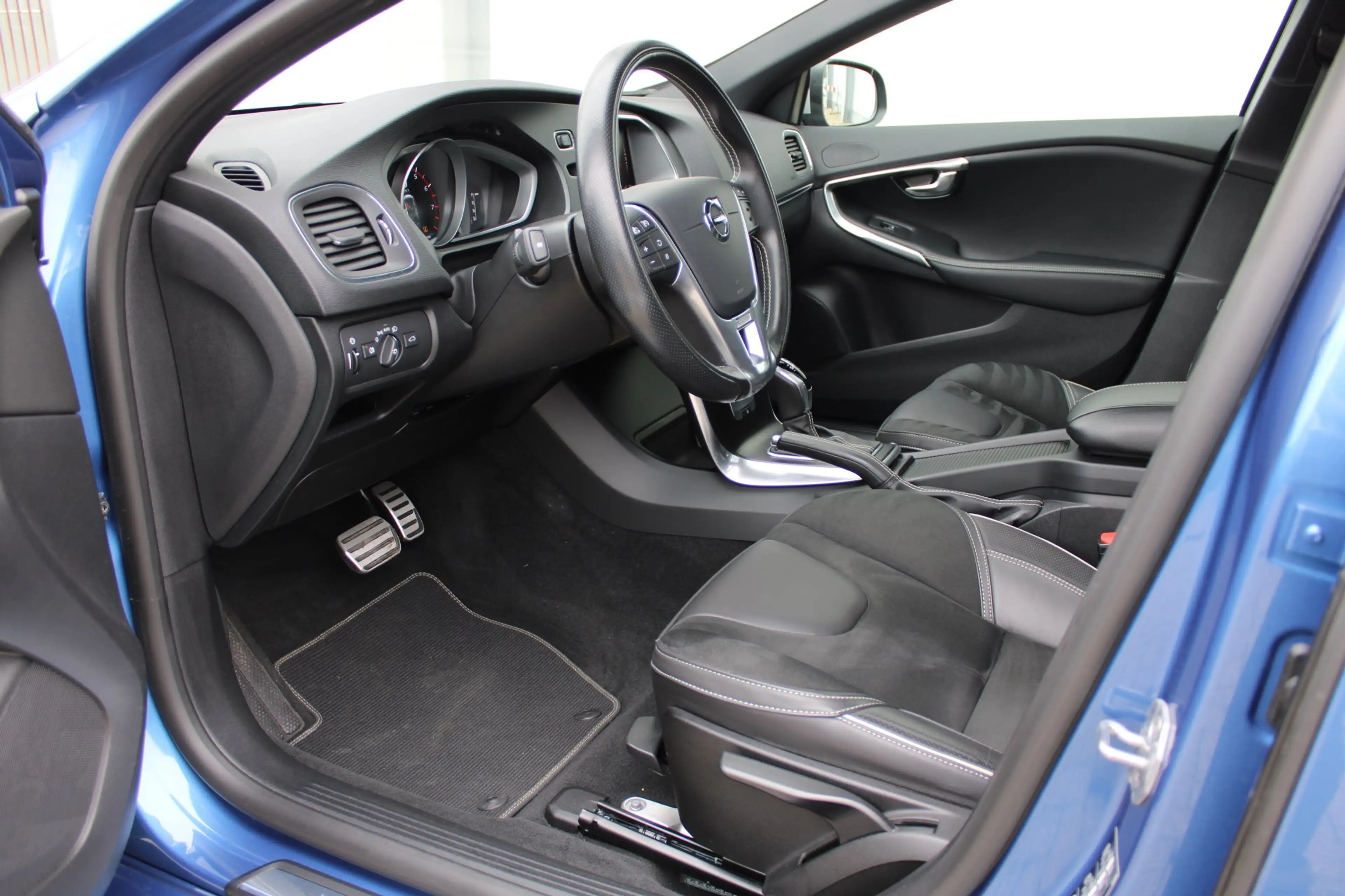 Volvo V40 1.5 T3 Polar+ Sport R-Design / Navigatie / Camera — photo 7