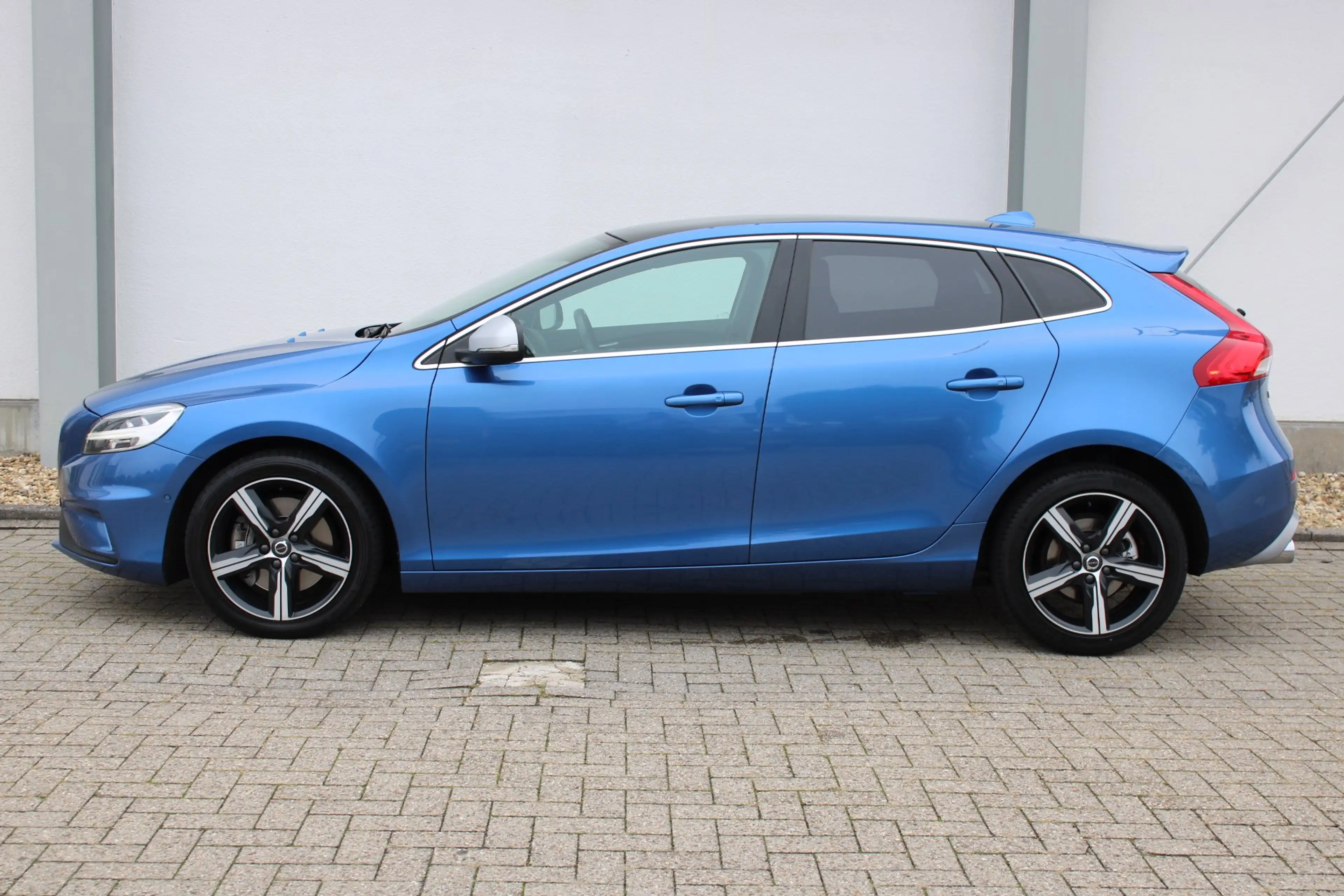 Volvo V40 1.5 T3 Polar+ Sport R-Design / Navigatie / Camera — photo 2