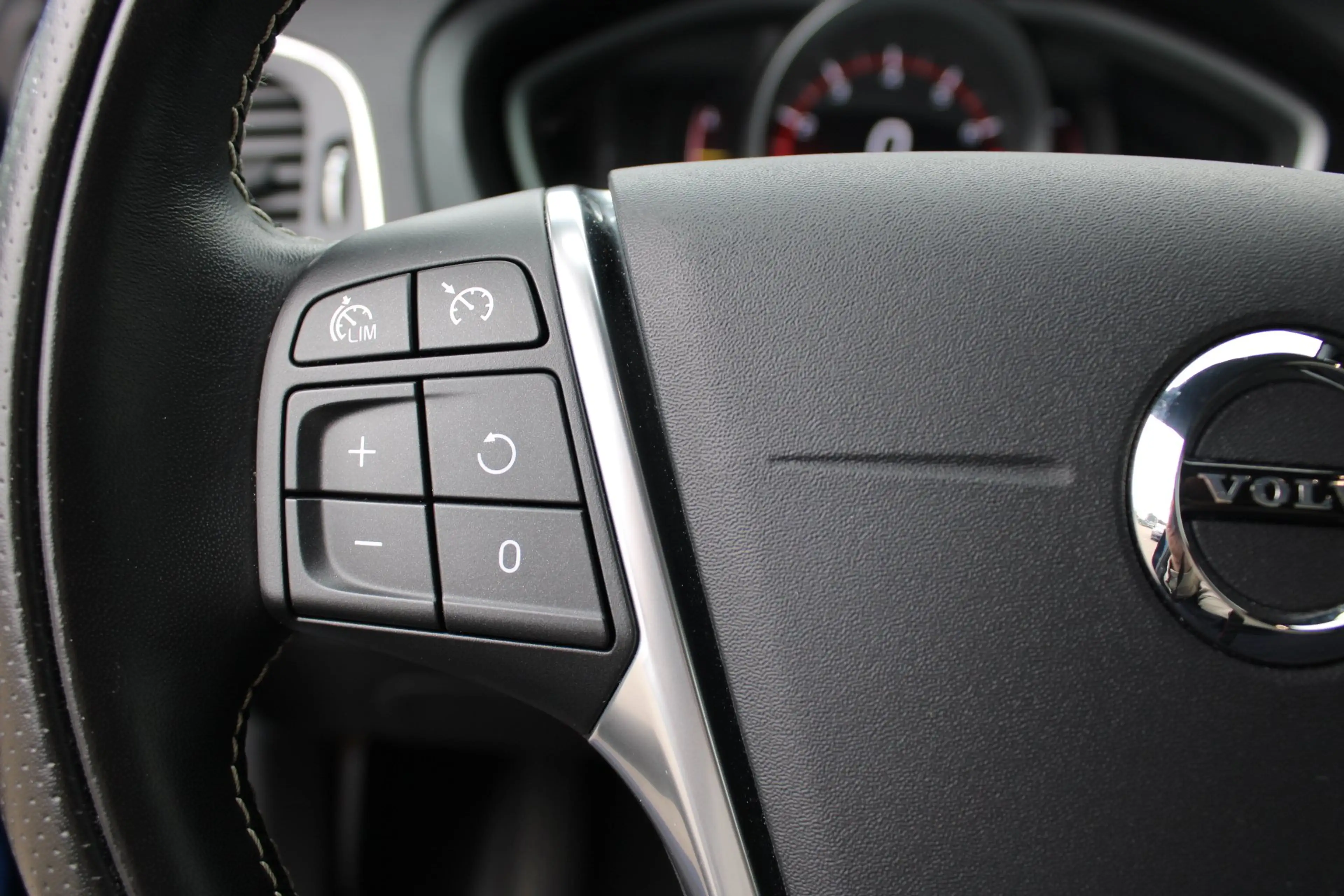 Volvo V40 1.5 T3 Polar+ Sport R-Design / Navigatie / Camera — photo 18