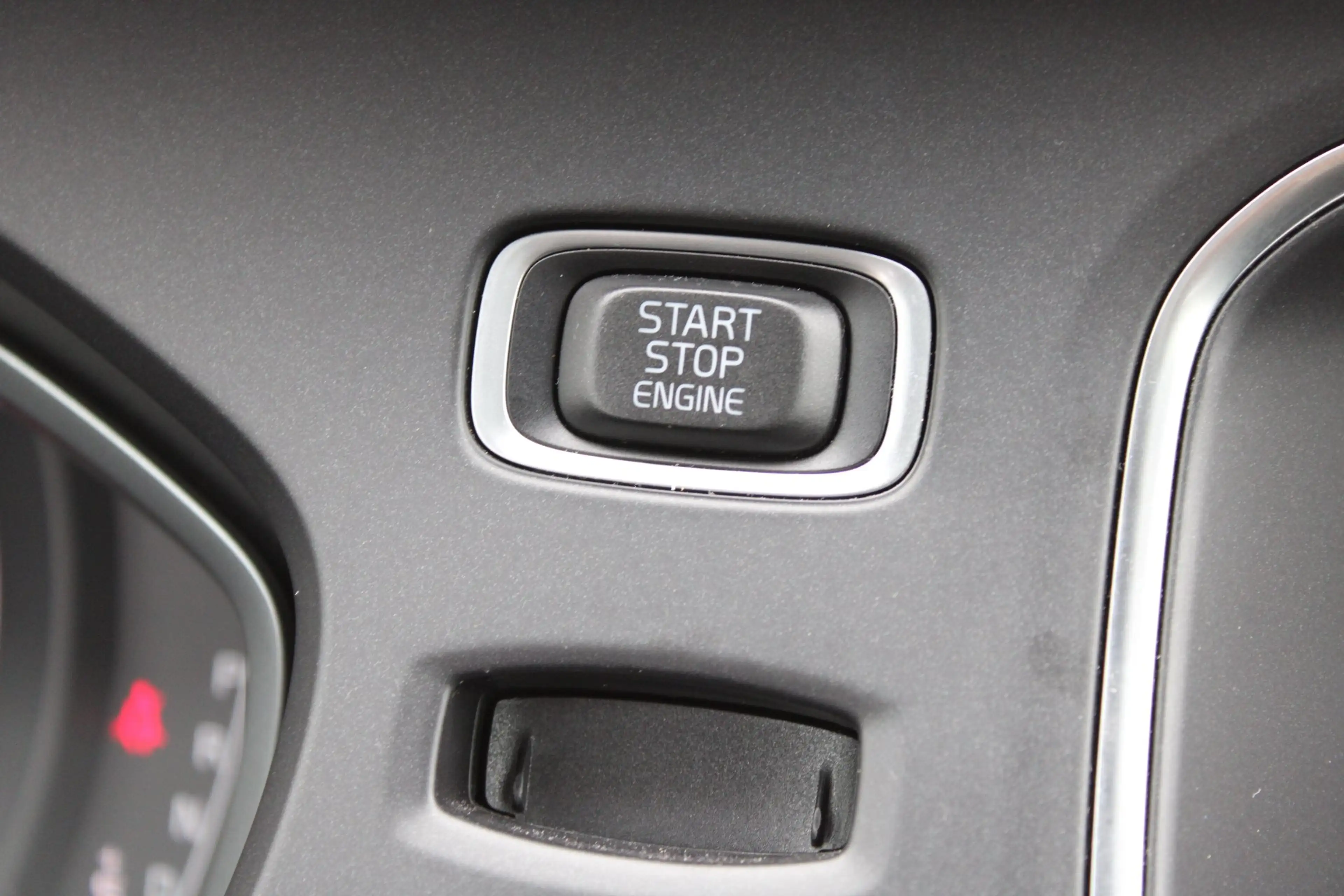 Volvo V40 1.5 T3 Polar+ Sport R-Design / Navigatie / Camera — photo 29