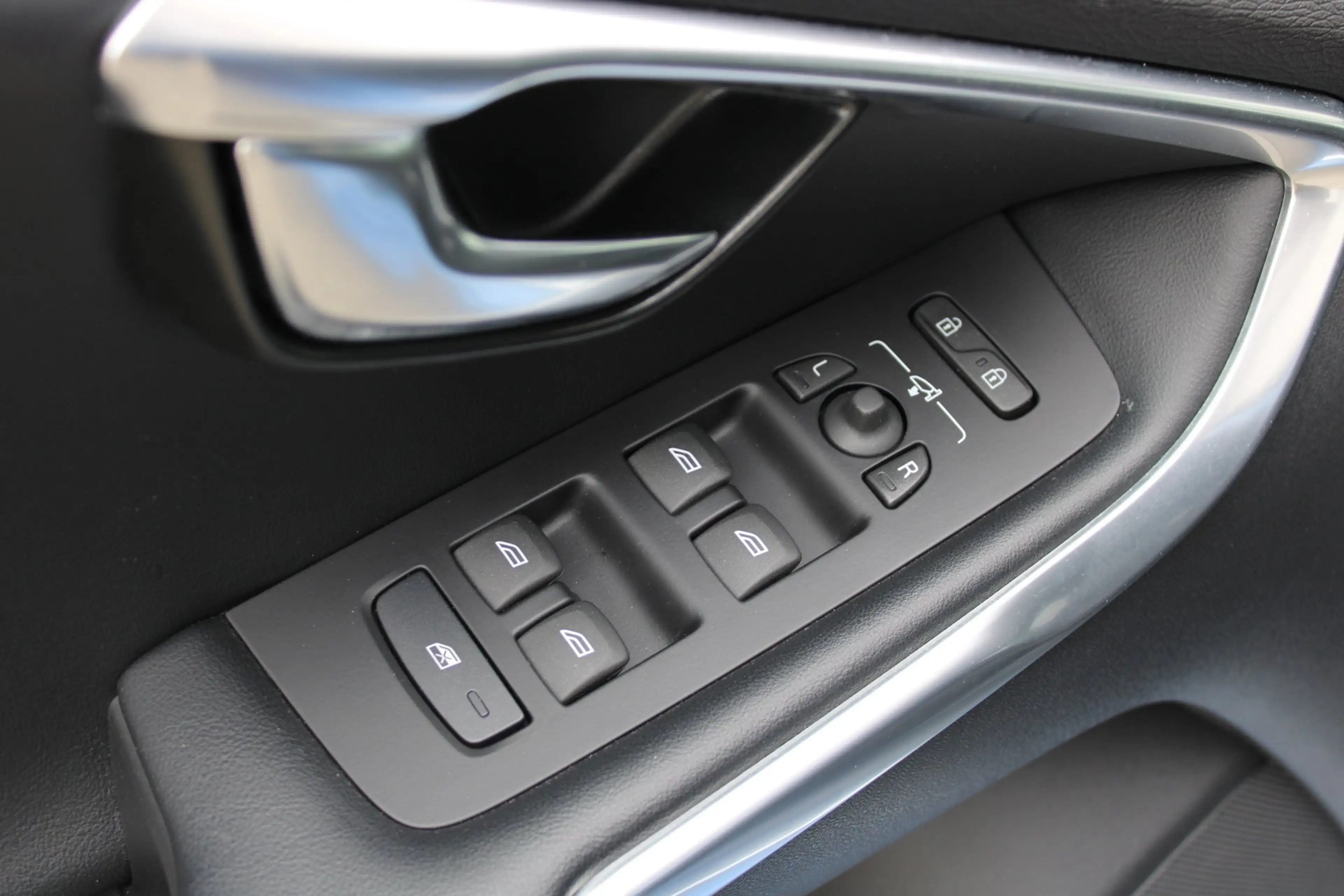Volvo V40 1.5 T3 Polar+ Sport R-Design / Navigatie / Camera — photo 16