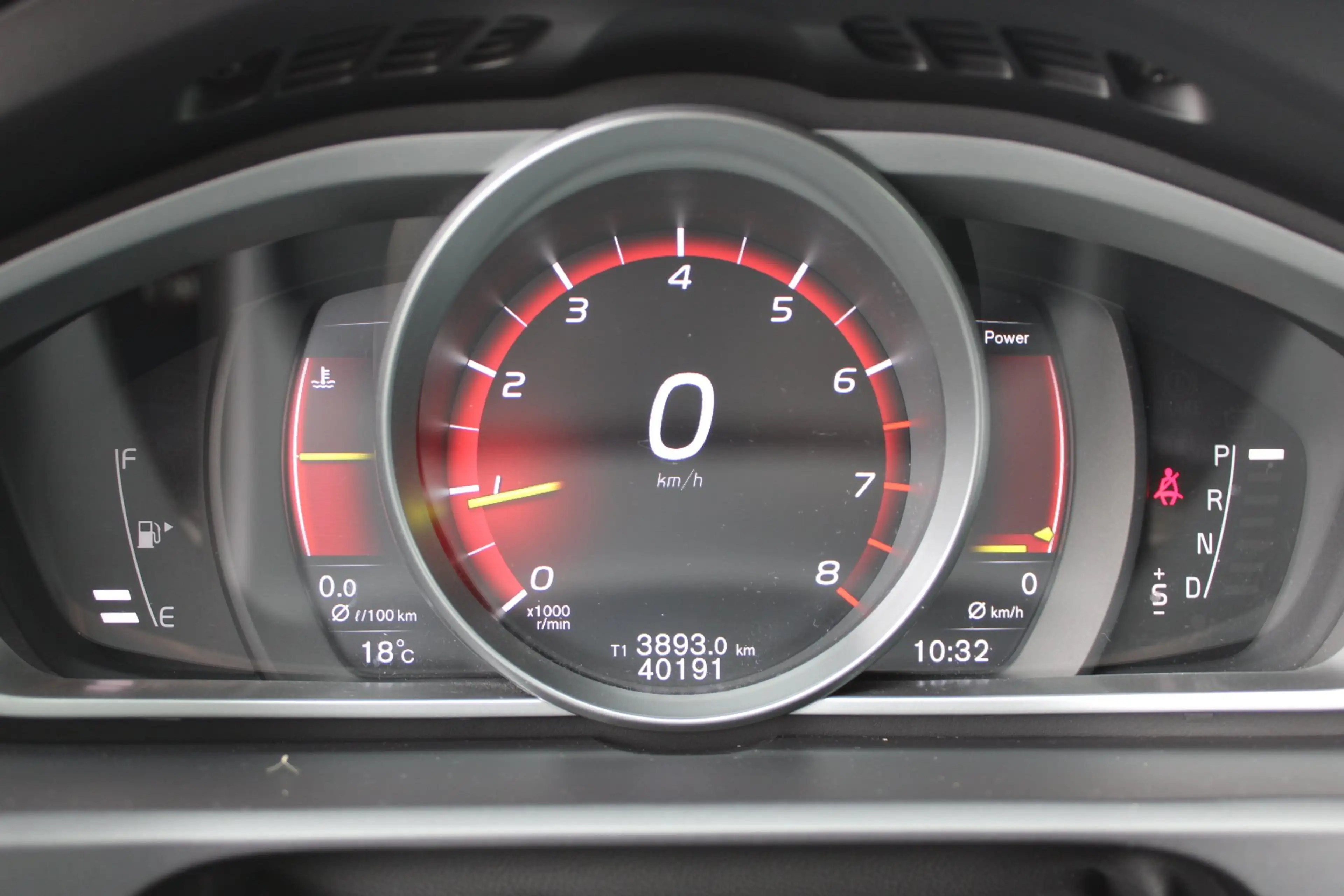 Volvo V40 1.5 T3 Polar+ Sport R-Design / Navigatie / Camera — photo 6