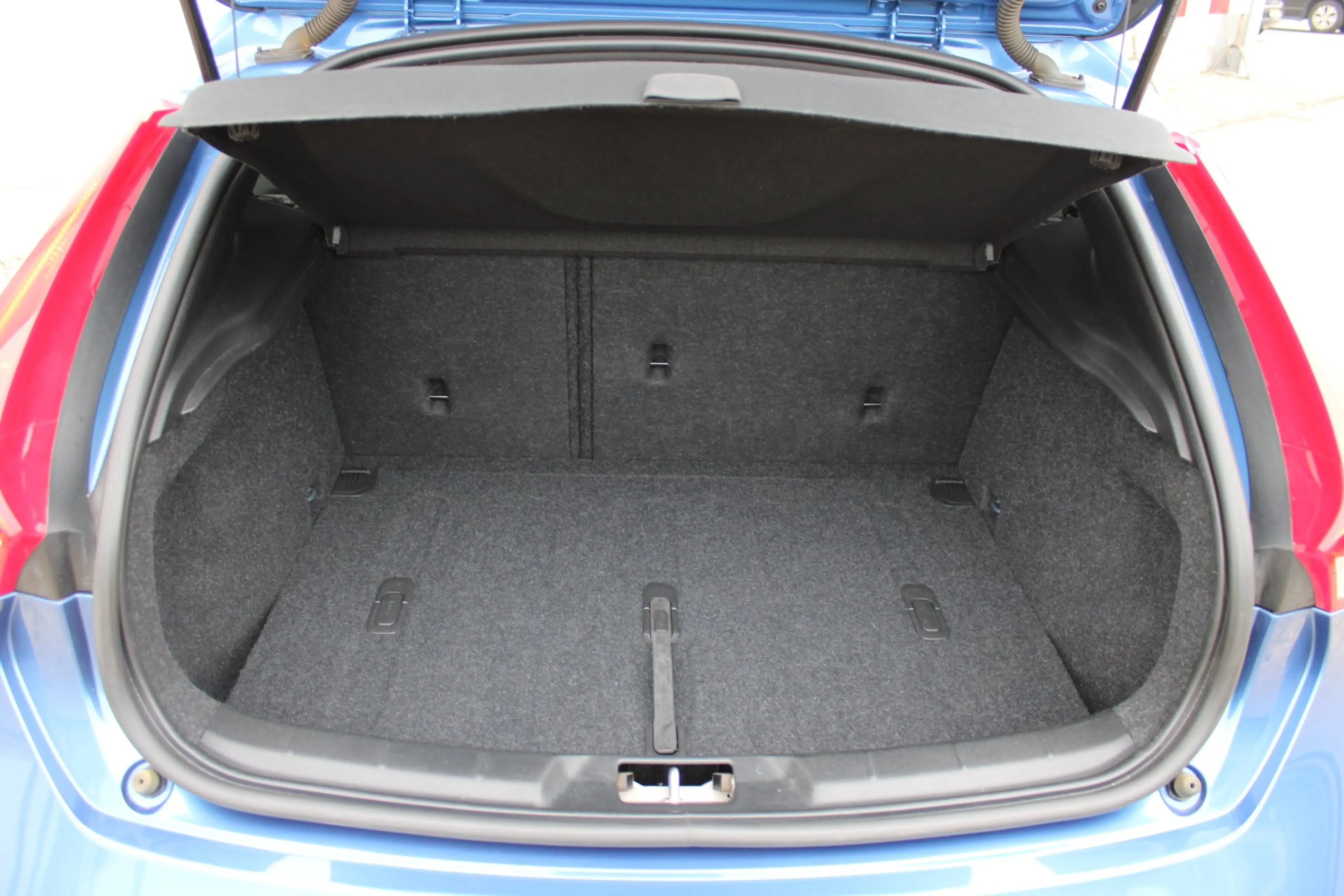 Volvo V40 1.5 T3 Polar+ Sport R-Design / Navigatie / Camera — photo 31