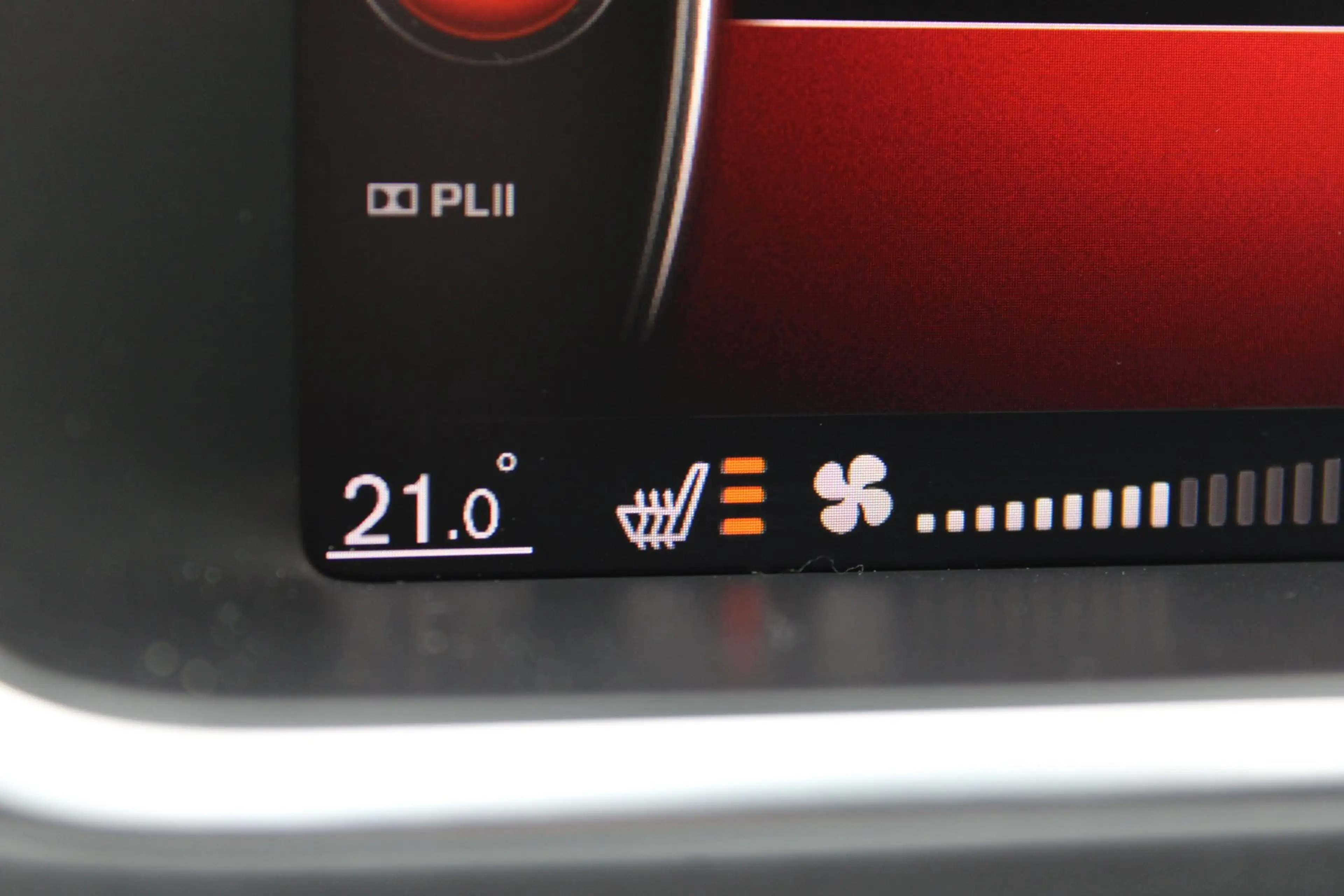 Volvo V40 1.5 T3 Polar+ Sport R-Design / Navigatie / Camera — photo 25