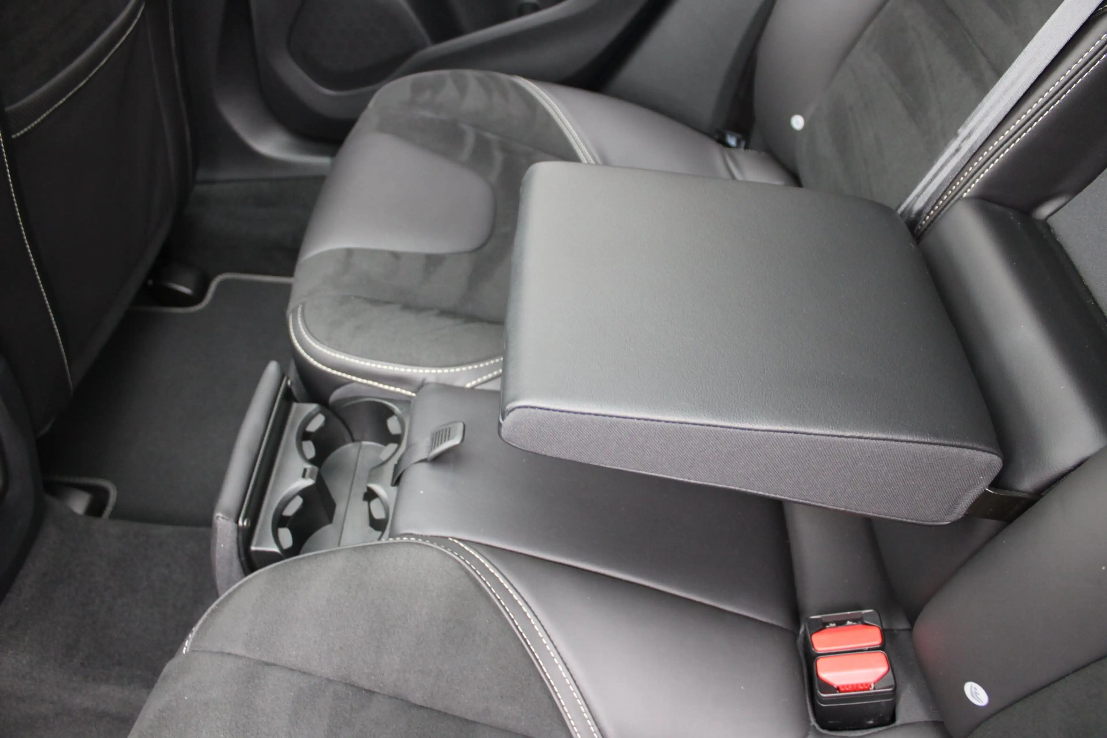 Volvo V40 1.5 T3 Polar+ Sport R-Design / Navigatie / Camera — photo 11