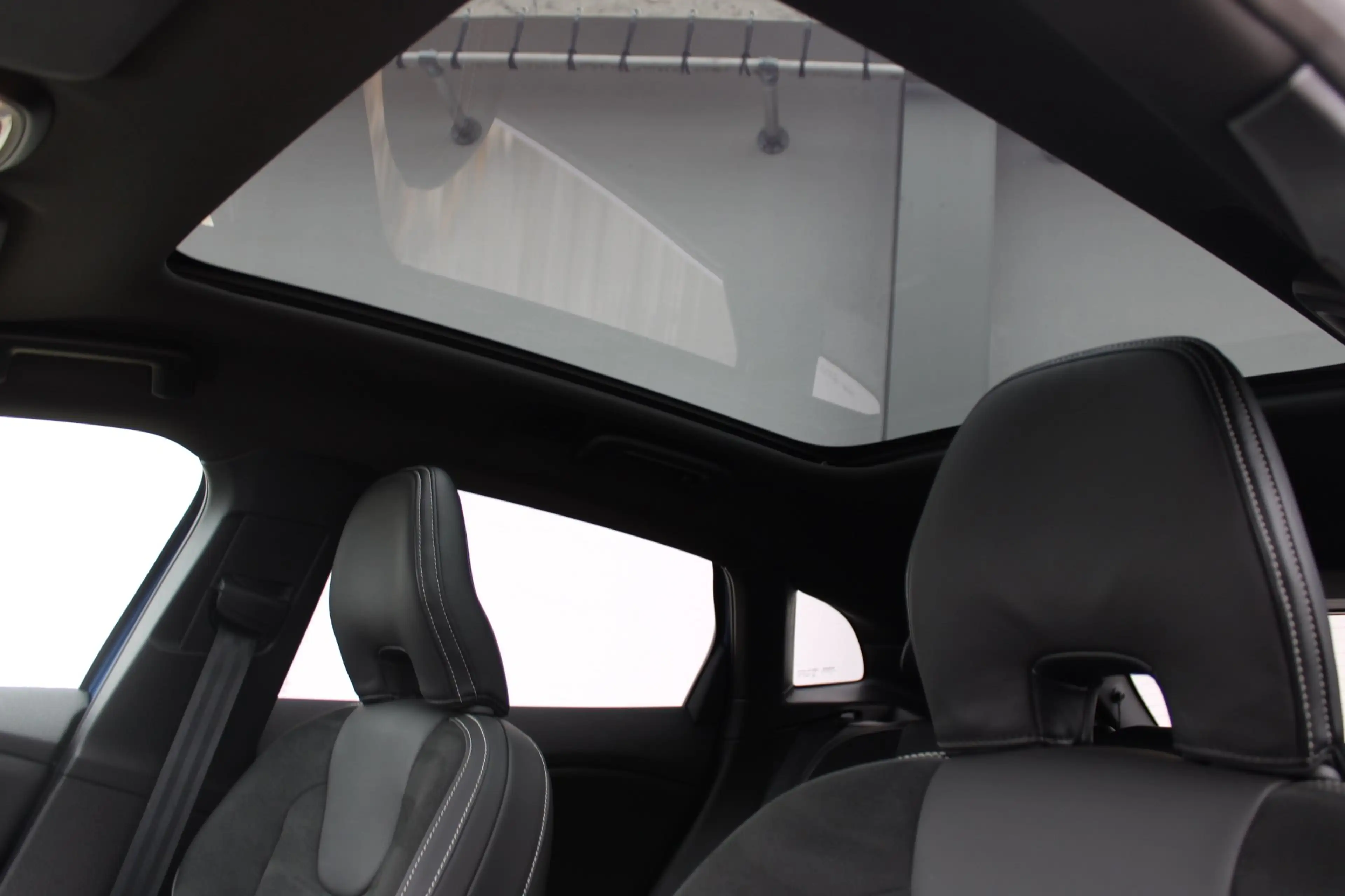 Volvo V40 1.5 T3 Polar+ Sport R-Design / Navigatie / Camera — photo 21