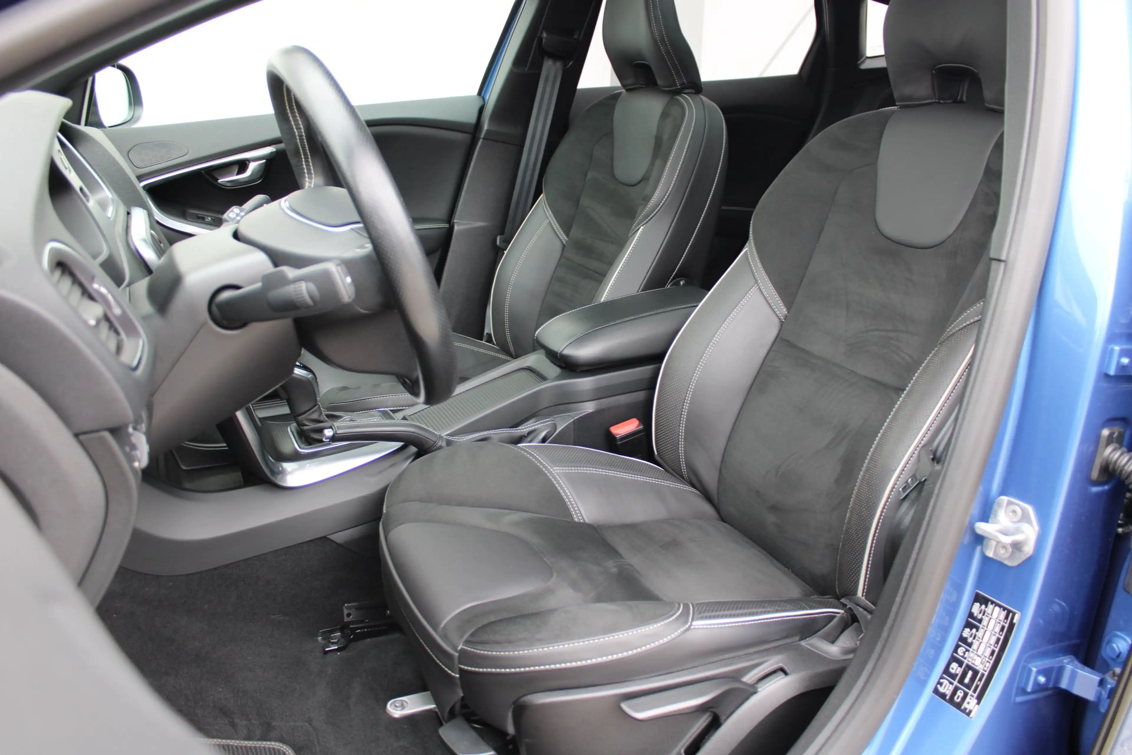Volvo V40 1.5 T3 Polar+ Sport R-Design / Navigatie / Camera — photo 8