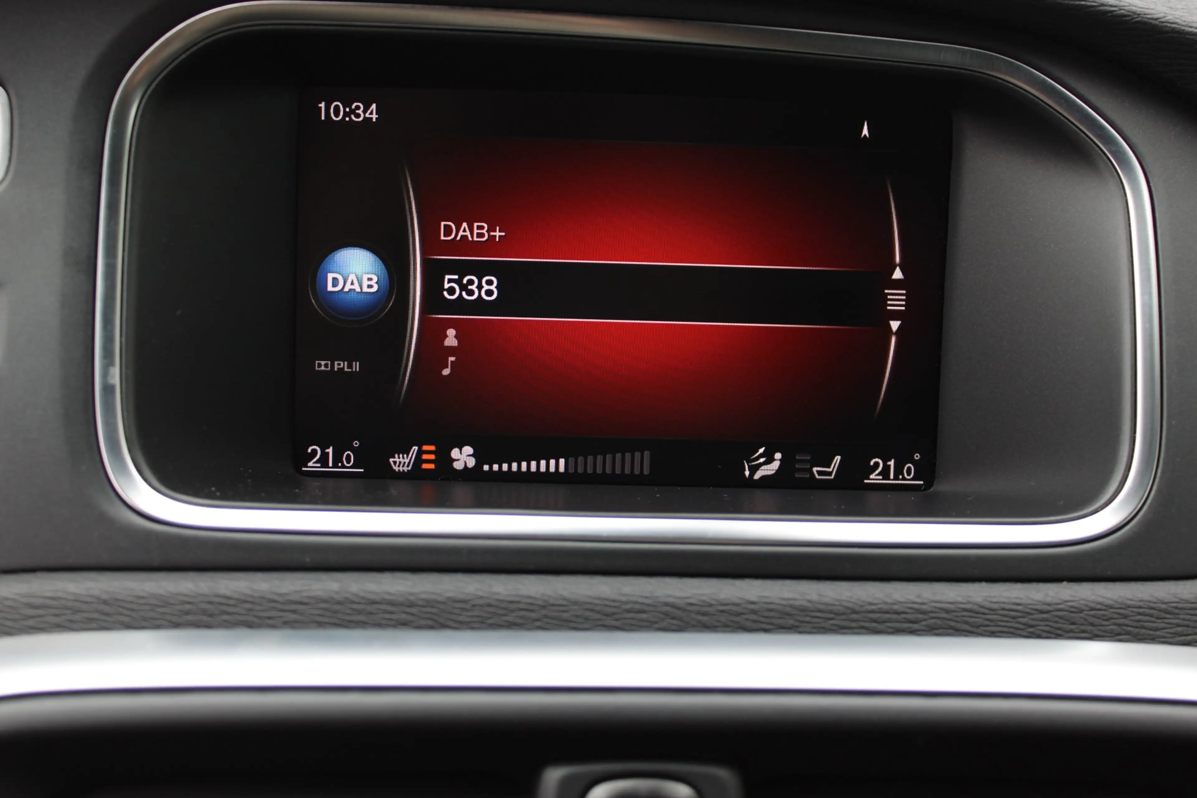 Volvo V40 1.5 T3 Polar+ Sport R-Design / Navigatie / Camera — photo 24