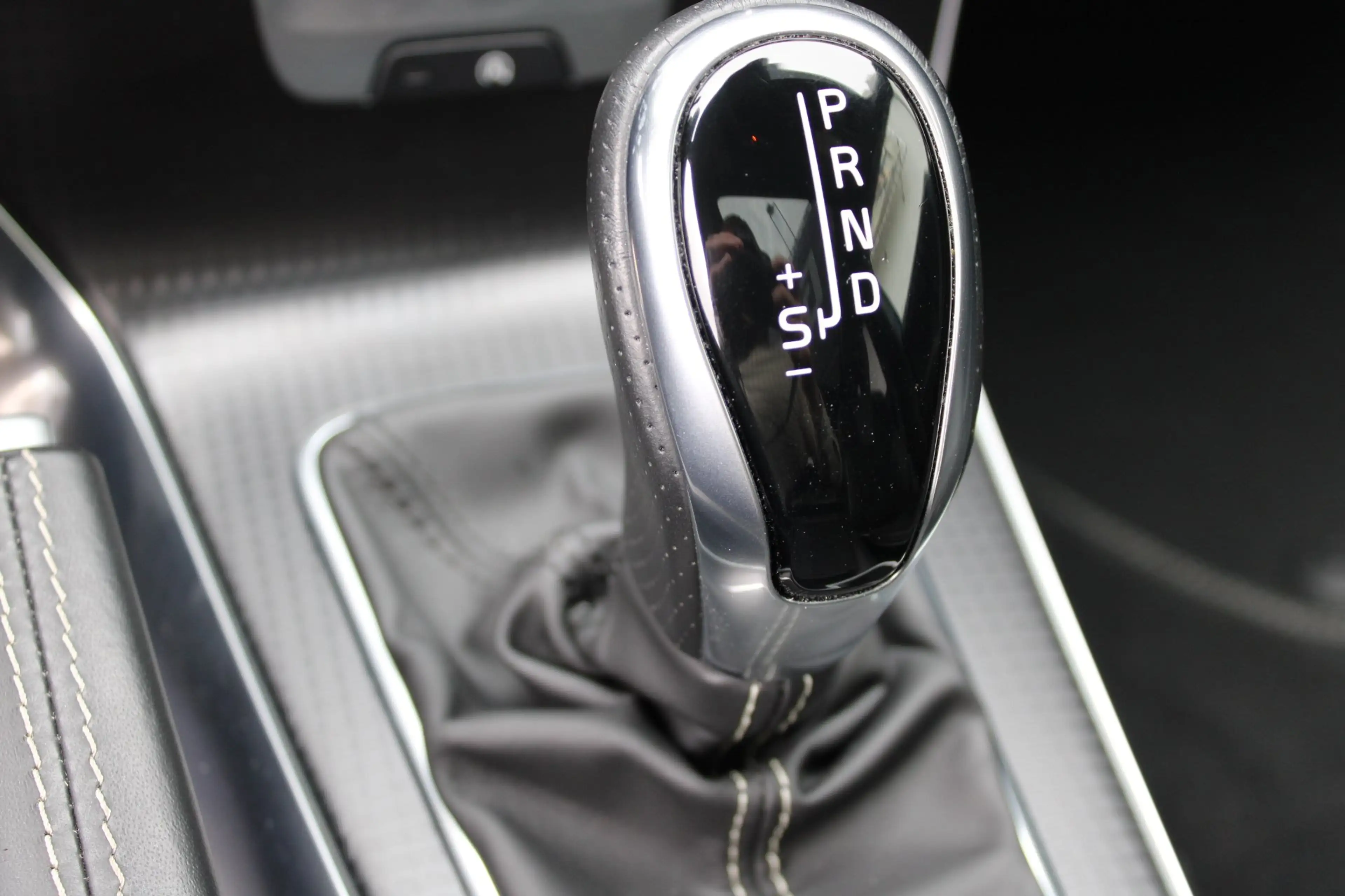 Volvo V40 1.5 T3 Polar+ Sport R-Design / Navigatie / Camera — photo 22