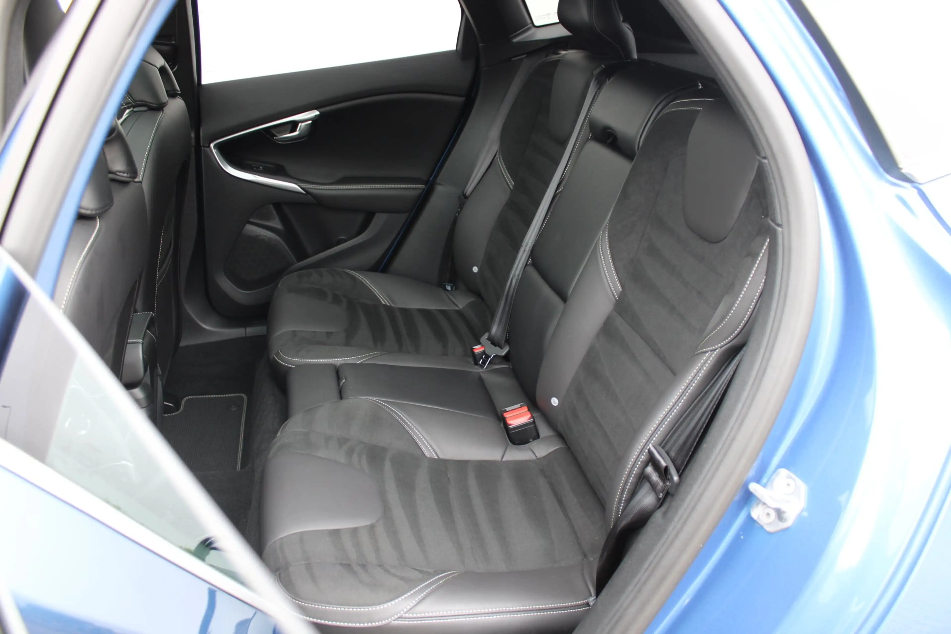 Volvo V40 1.5 T3 Polar+ Sport R-Design / Navigatie / Camera — photo 10