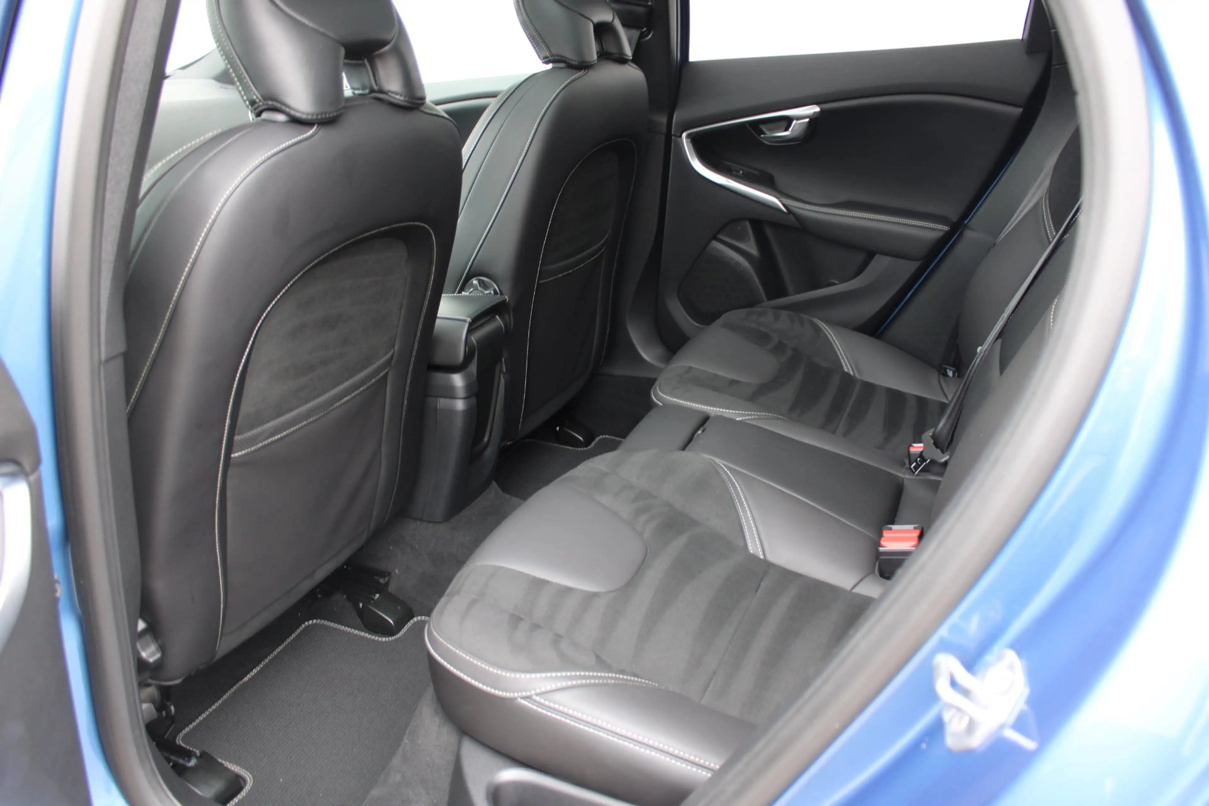 Volvo V40 1.5 T3 Polar+ Sport R-Design / Navigatie / Camera — photo 9