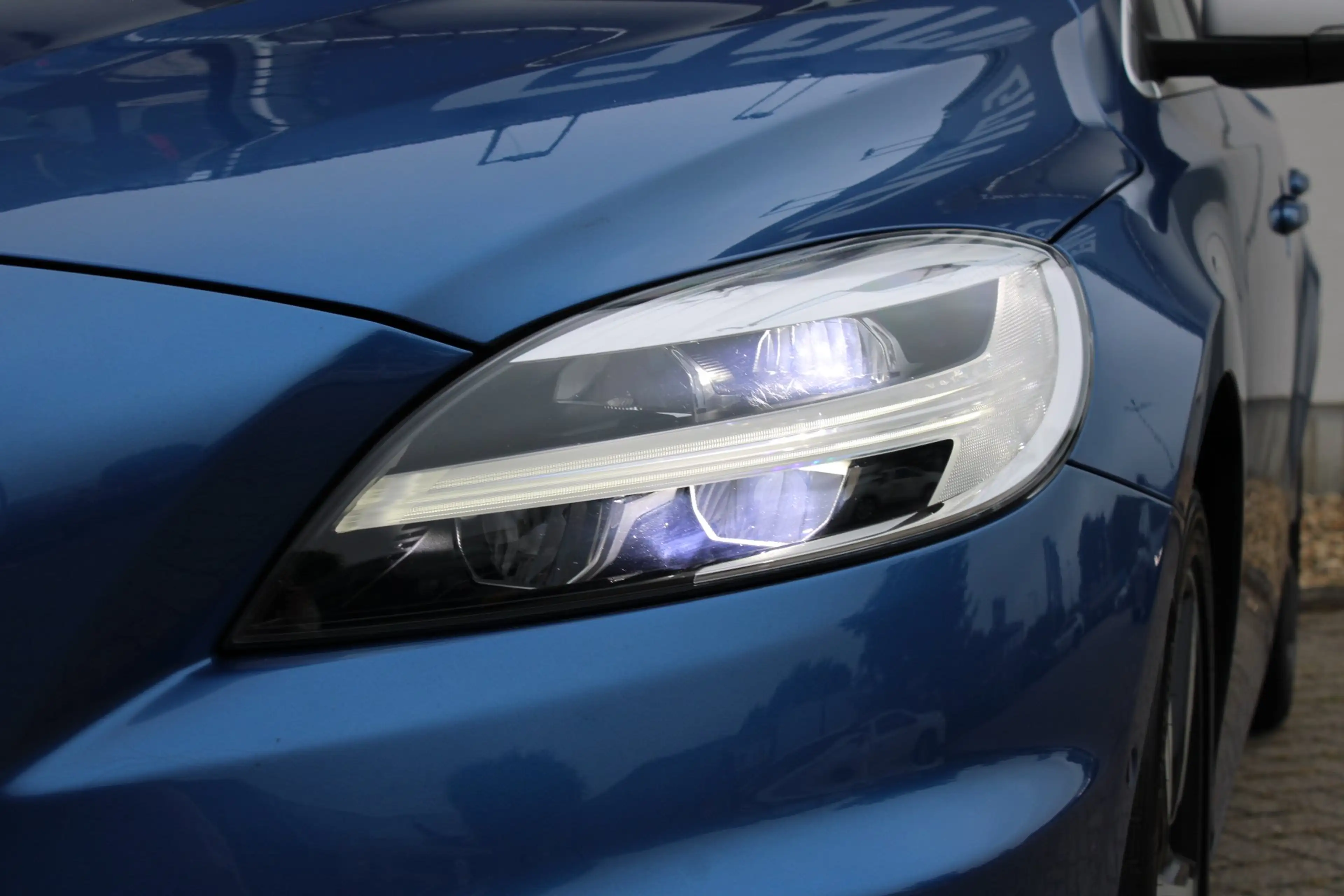 Volvo V40 1.5 T3 Polar+ Sport R-Design / Navigatie / Camera — photo 13