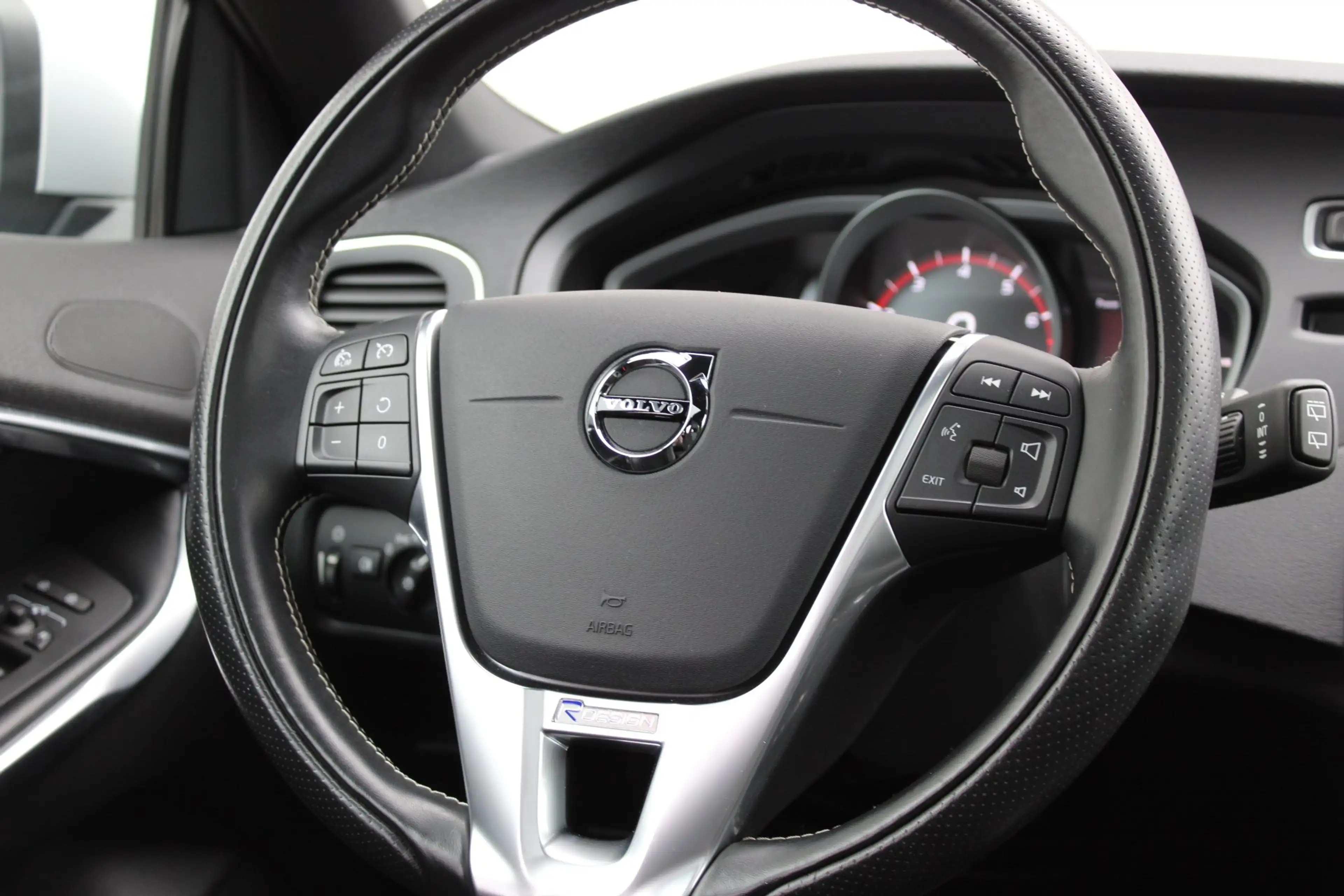 Volvo V40 1.5 T3 Polar+ Sport R-Design / Navigatie / Camera — photo 5