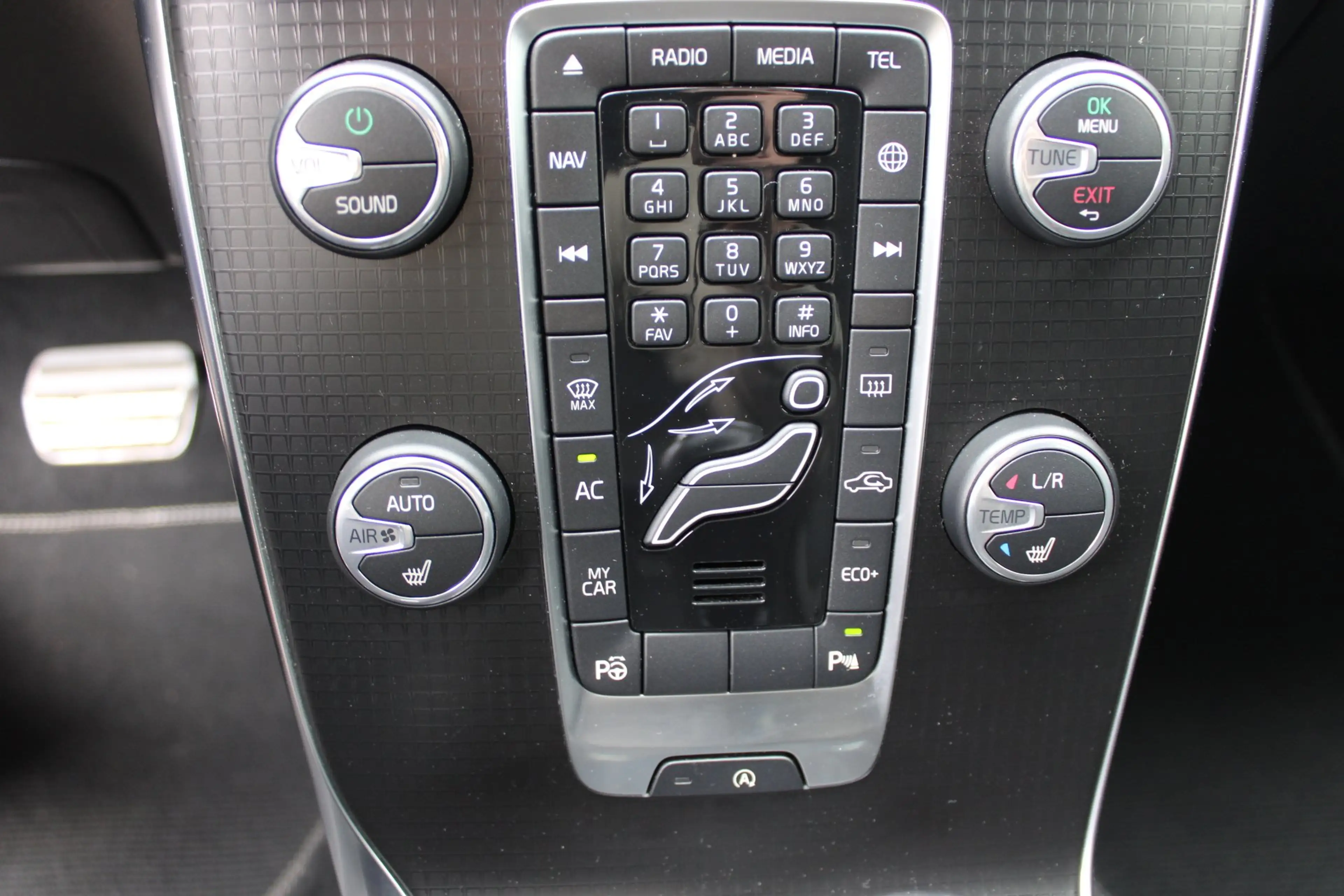Volvo V40 1.5 T3 Polar+ Sport R-Design / Navigatie / Camera — photo 23