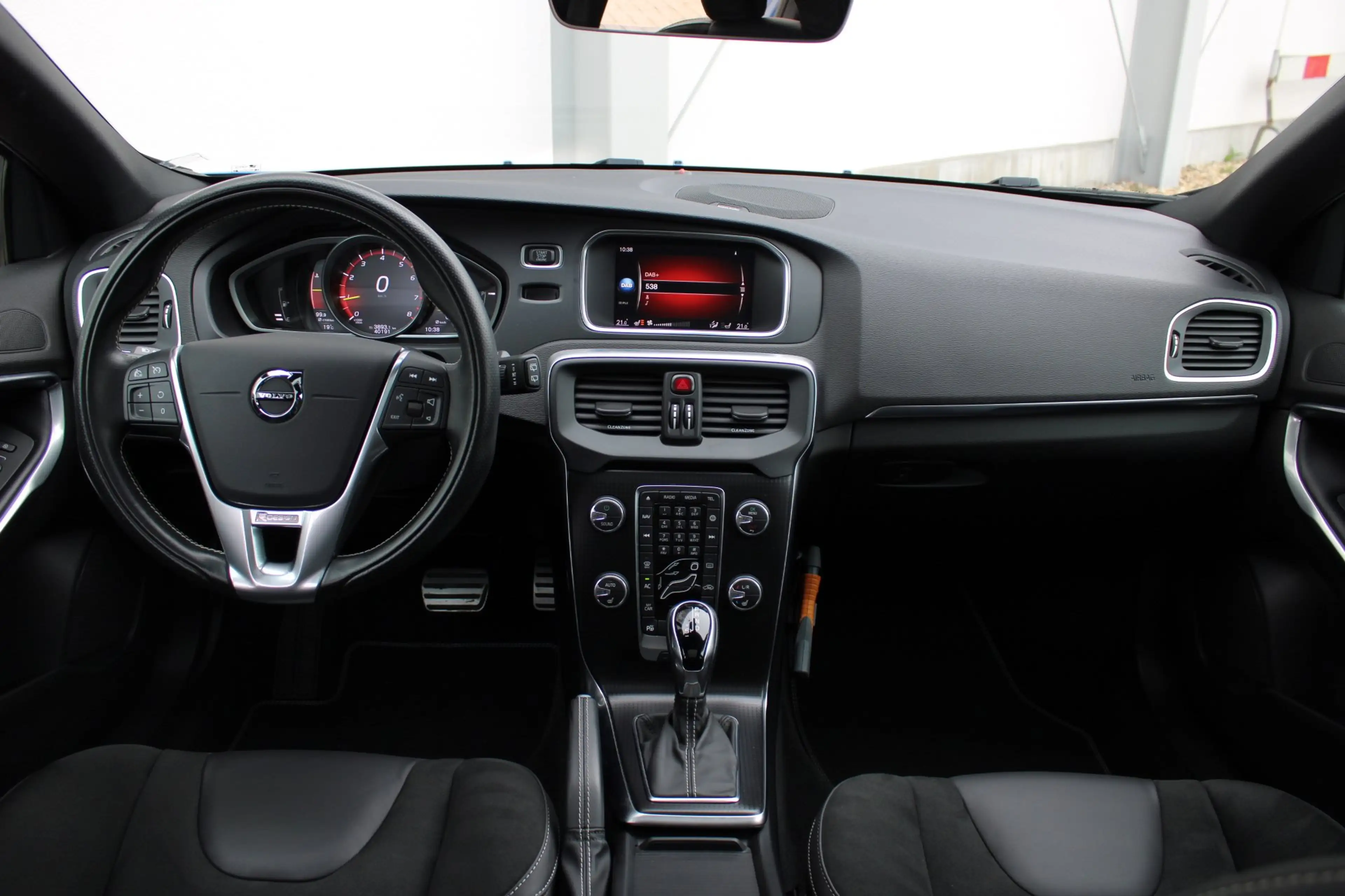 Volvo V40 1.5 T3 Polar+ Sport R-Design / Navigatie / Camera — photo 4
