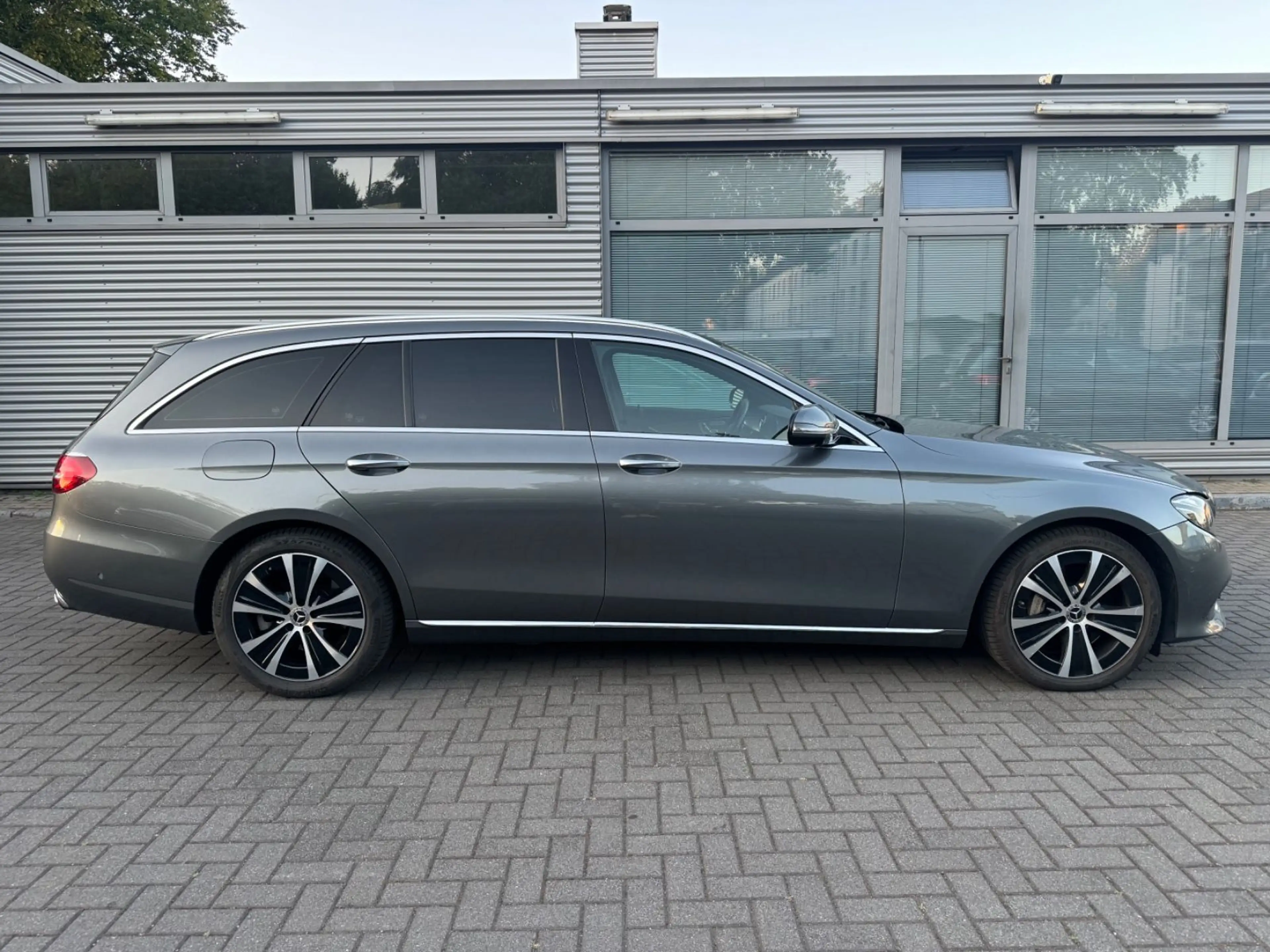 Mercedes-Benz E 400 E T-Modell E 400 d 4Matic — photo 4