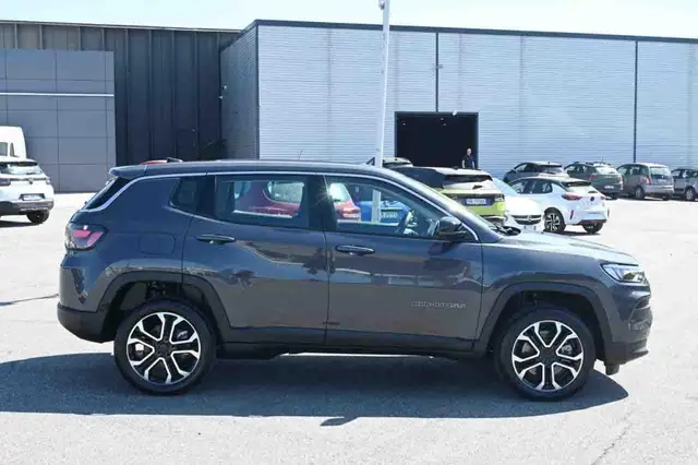 Jeep Compass view 4