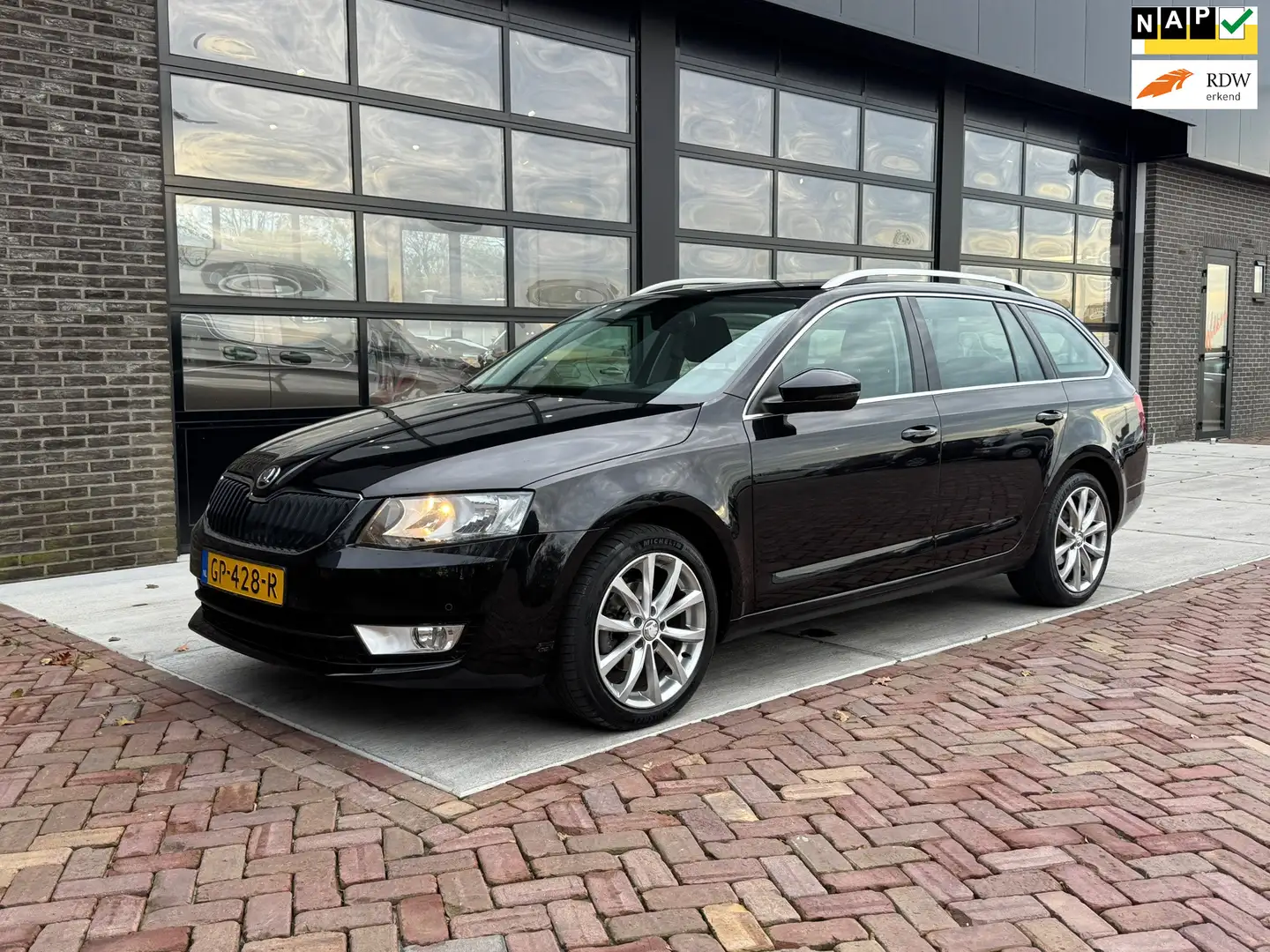 Skoda Octavia Combi 1.2 TSI Greentech Style | Trekhaak | PDC | N Zwart - 1